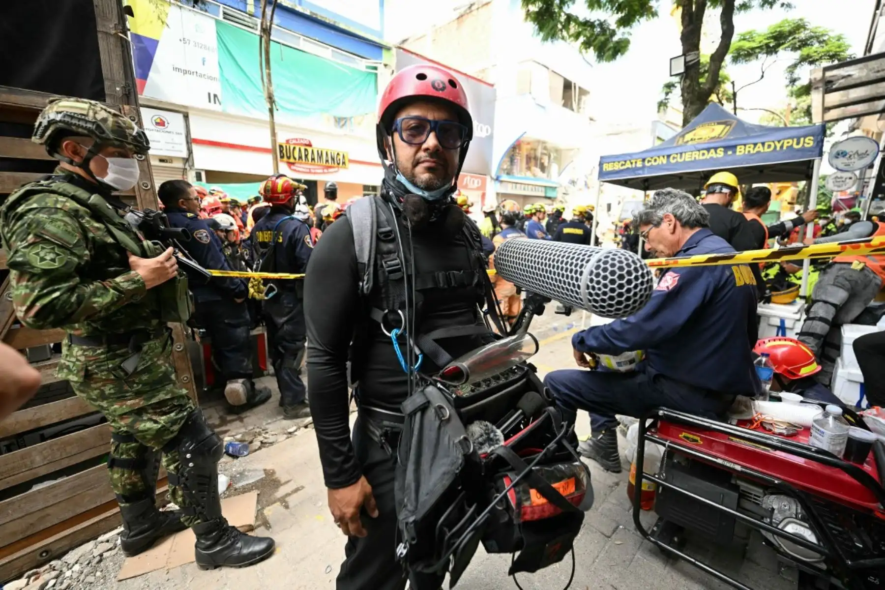 El técnico de sonido voluntario Néstor Vélez posa para una foto durante la búsqueda de supervivientes cuatro días después del terremoto de magnitud 7,4 que sacudió Pereira, Colombia. Foto: AFP