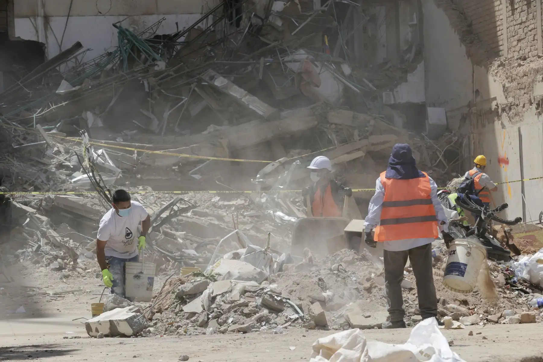 Personas recogen escombros este viernes de una edificación destruida por el terremoto de magnitud 7,4, cerca a la Plaza de Bolívar de Pereira (Colombia). Foto: EFE