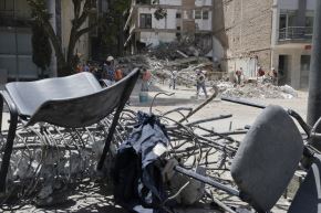 Escombros en la plaza de Bolívar de Pereira, afectada por el terremoto de magnitud 7.4, Colombia. Foto: EFE