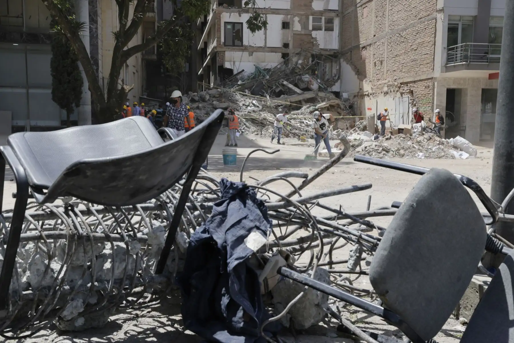 ersonas recogen escombros este viernes en la Plaza de Bolívar de Pereira, afectada por el terremoto de magnitud 7,4, en Pereira (Colombia). Cinco días después del terremoto que sacudió a Colombia, y con cada vez menos esperanzas de encontrar sobrevivientes entre los edificios derrumbados, Pereira intensifica la remoción de escombros para comenzar a reconstruirse tras la tragedia. Foto: EFE