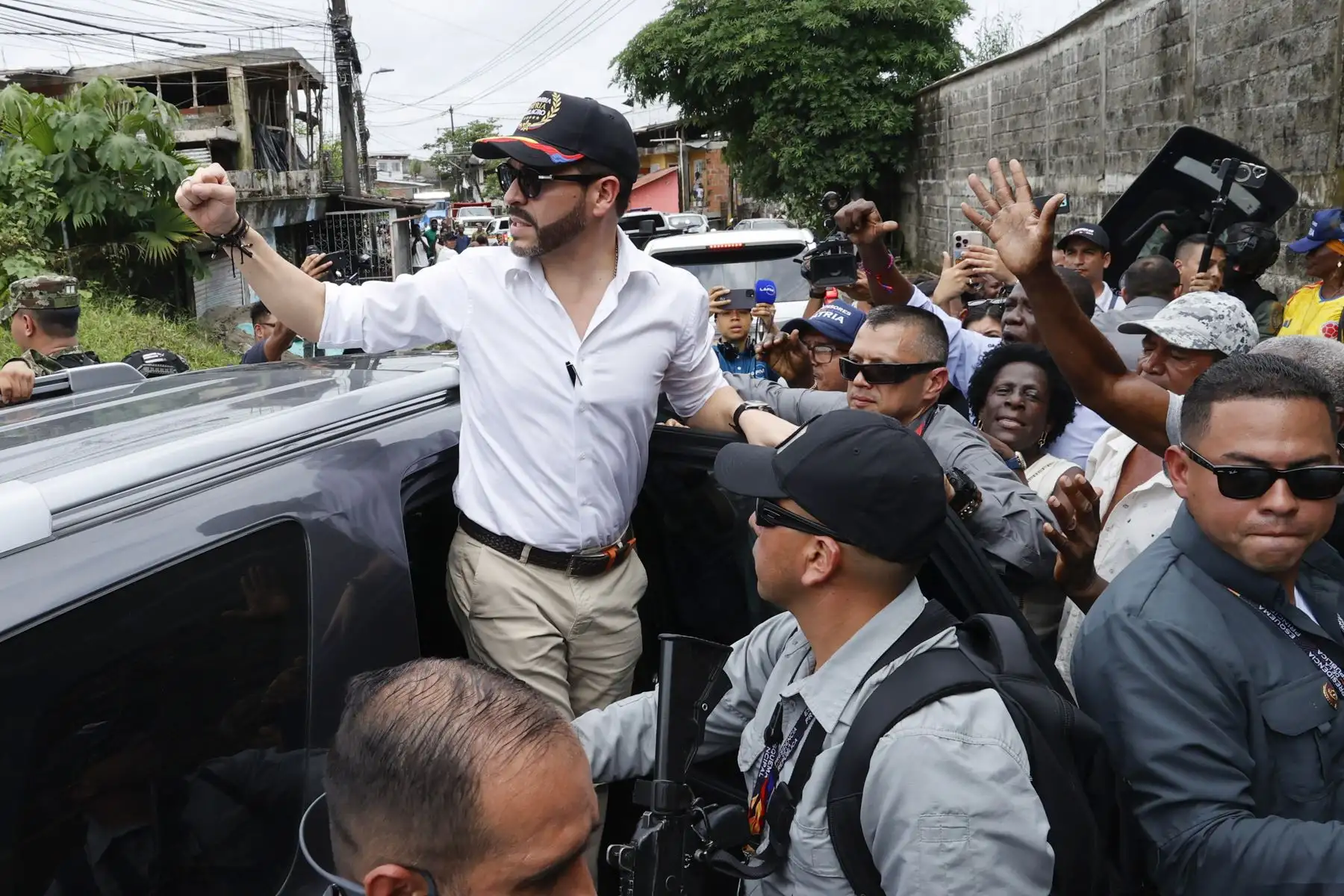 El presidente de Colombia, Abelardo De la Espriella, visita una zona devastada por el terremoto de magnitud 7,4, este viernes en Quibdó (Colombia). De la Espriella afirmó que tiene en mente un proyecto semejante al 