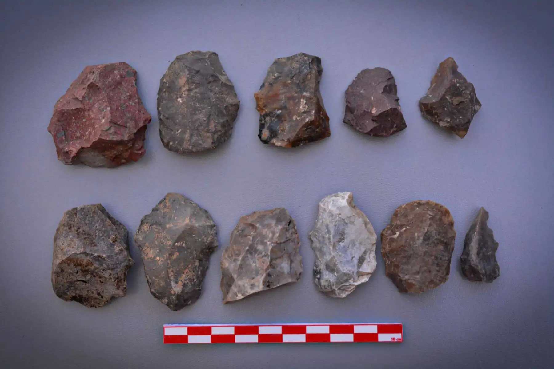 Herramientas y otros materiales líticos hallados durante las nuevas excavaciones en los alrededores de Pikimachay serán analizados para ampliar el conocimiento sobre sus antiguas ocupaciones. Foto: José Ochatoma.