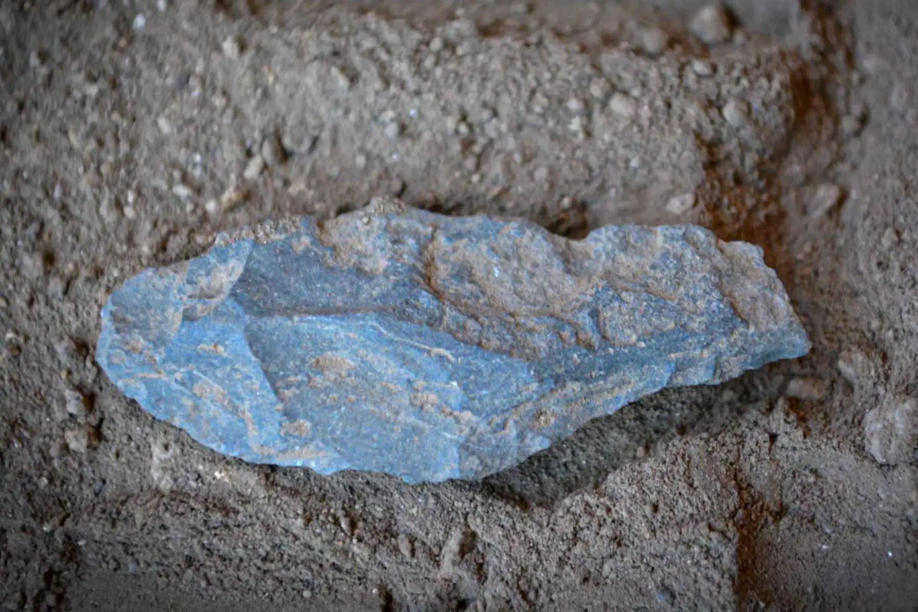 Herramientas y otros materiales líticos hallados durante las nuevas excavaciones en los alrededores de Pikimachay serán analizados para ampliar el conocimiento sobre sus antiguas ocupaciones. Foto: José Ochatoma.