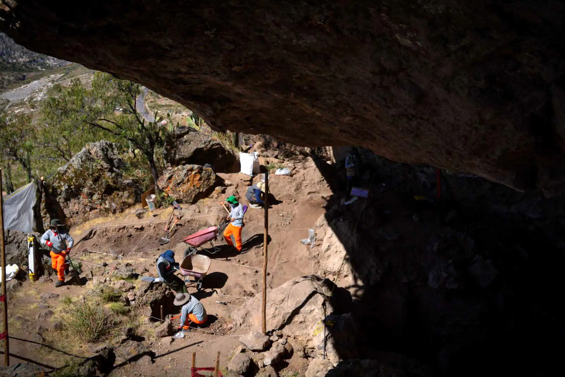 Arqueólogos realizan excavaciones en los alrededores de la cueva de Pikimachay, en Ayacucho, como parte de una nueva investigación sobre las primeras ocupaciones humanas del Perú. Foto: José Ochatoma.