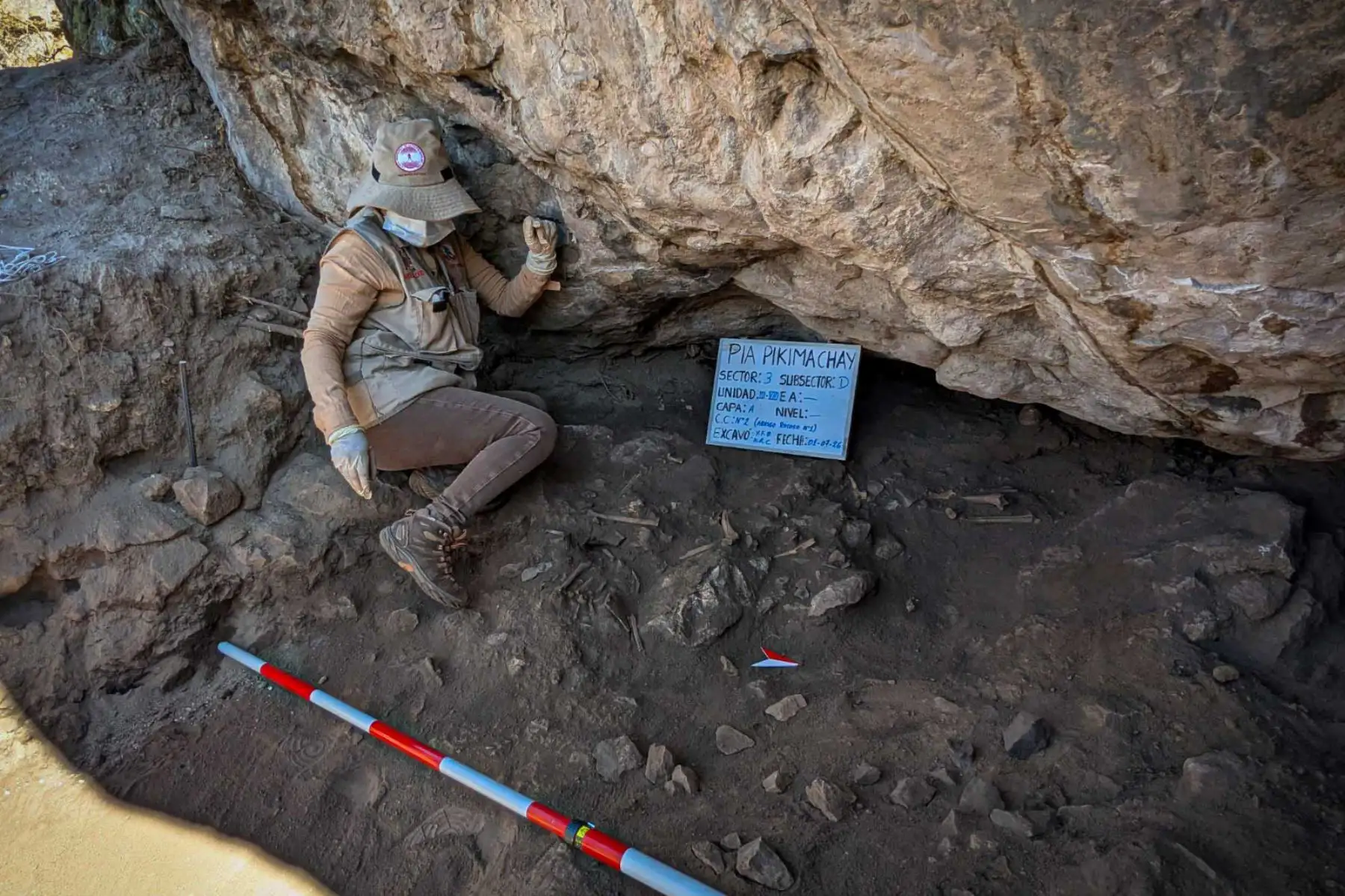 Arqueólogos realizan excavaciones en los alrededores de la cueva de Pikimachay, en Ayacucho, como parte de una nueva investigación sobre las primeras ocupaciones humanas del Perú. Foto: José Ochatoma.