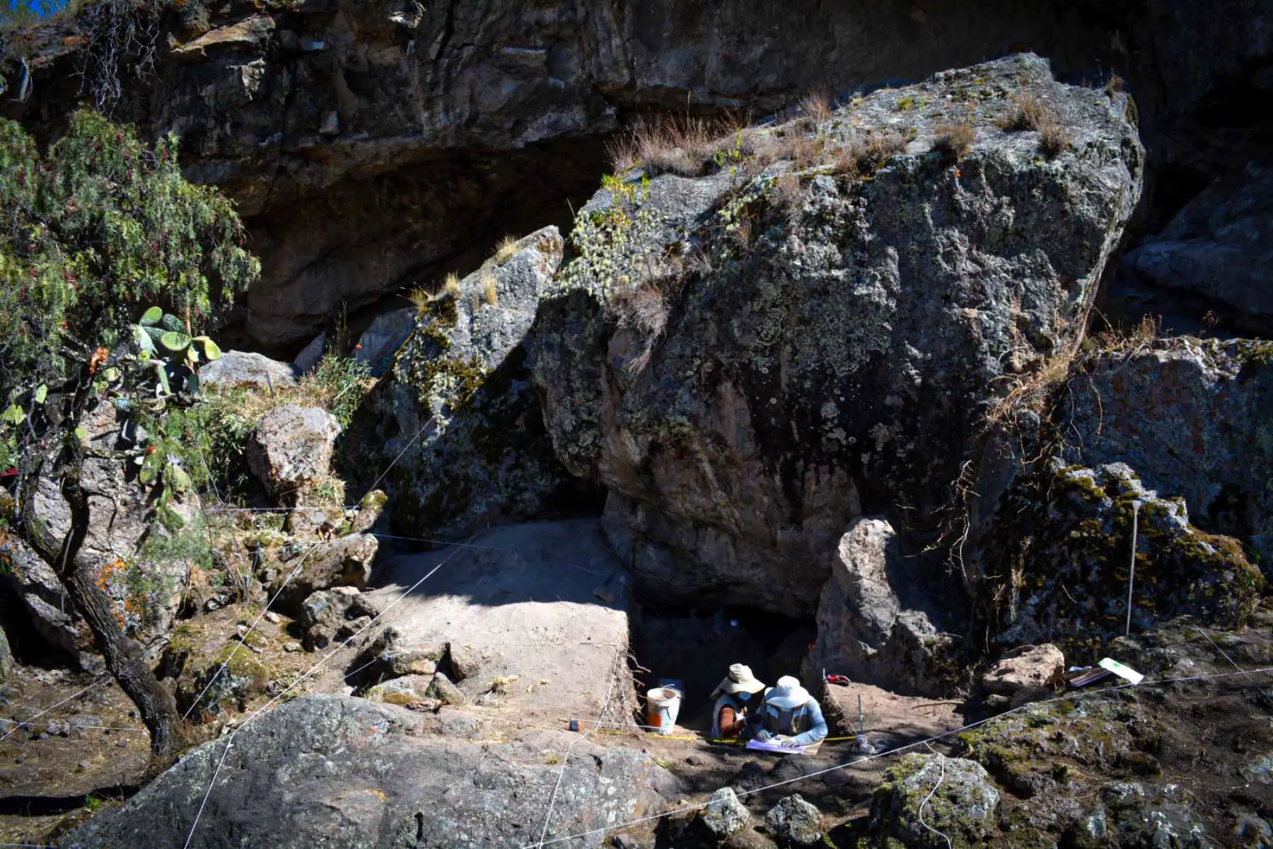 Arqueólogos realizan excavaciones en los alrededores de la cueva de Pikimachay, en Ayacucho, como parte de una nueva investigación sobre las primeras ocupaciones humanas del Perú. Foto: José Ochatoma.