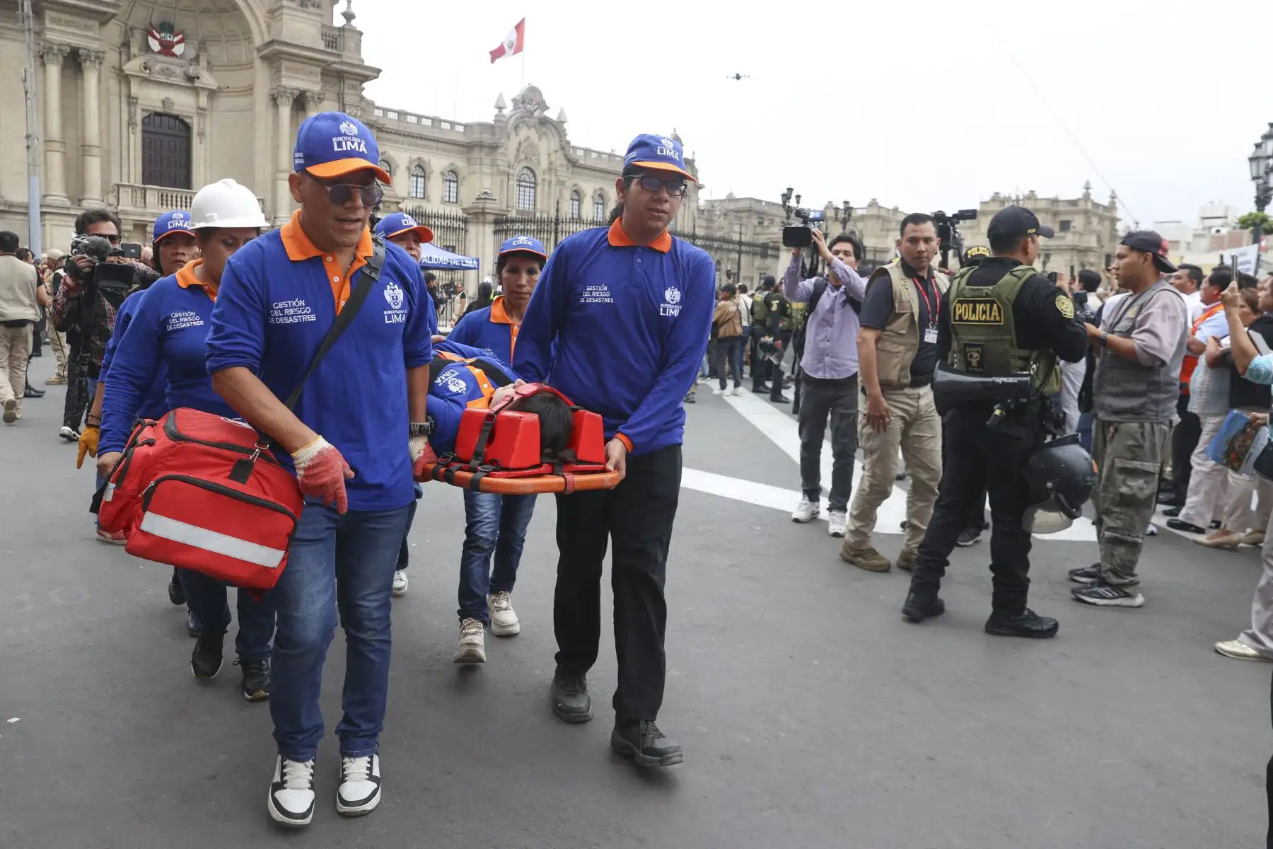 La presidenta de la república, Keiko Fujimori, lidera esta tarde el II Simulacro Nacional Multipeligro 2026 desde la Plaza de Armas de Lima. La jefa de Estado está acompañada por el premier Luis Galarreta, así como el alcalde metropolitano de Lima, Renzo Reggiardo; el jefe del Instituto Nacional de Defensa Civil (Indeci), Luis Vásquez, y representantes de instituciones de primera respuesta. Foto: ANDINA/Melina Mejía