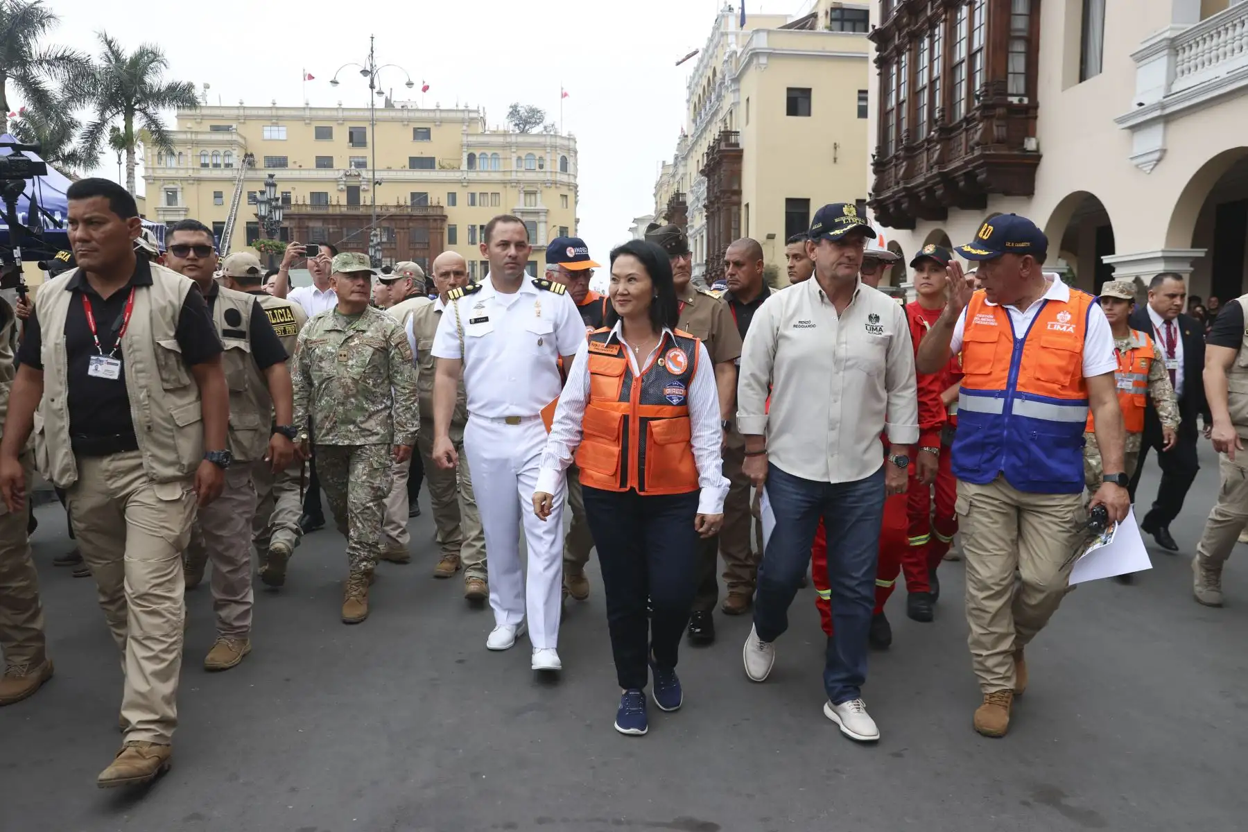 La presidenta de la república, Keiko Fujimori, lidera esta tarde el II Simulacro Nacional Multipeligro 2026 desde la Plaza de Armas de Lima. La jefa de Estado está acompañada por el premier Luis Galarreta, así como el alcalde metropolitano de Lima, Renzo Reggiardo; el jefe del Instituto Nacional de Defensa Civil (Indeci), Luis Vásquez, y representantes de instituciones de primera respuesta. Foto: ANDINA/Melina Mejía