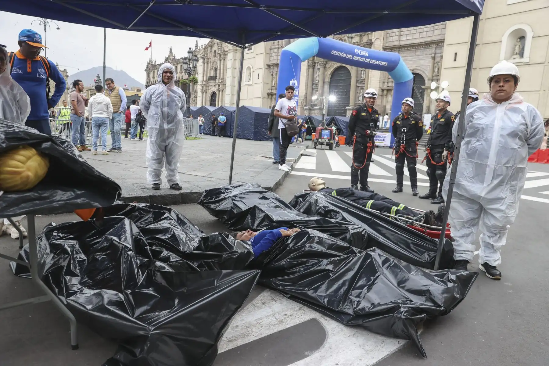 La presidenta de la república, Keiko Fujimori, lidera esta tarde el II Simulacro Nacional Multipeligro 2026 desde la Plaza de Armas de Lima. La jefa de Estado está acompañada por el premier Luis Galarreta, así como el alcalde metropolitano de Lima, Renzo Reggiardo; el jefe del Instituto Nacional de Defensa Civil (Indeci), Luis Vásquez, y representantes de instituciones de primera respuesta. Foto: ANDINA/Melina Mejía