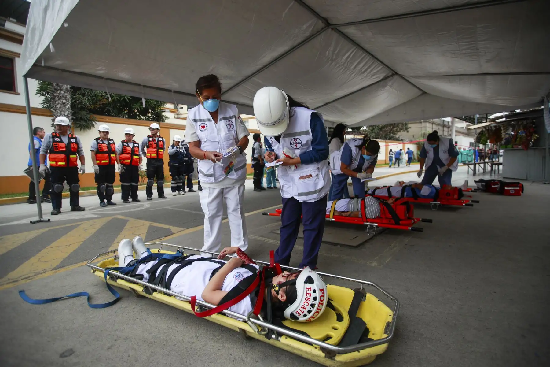 El Hospital Nacional Arzobispo Loayza participó en el II Simulacro Nacional Multipeligro 2026, con el objetivo de fortalecer la preparación y capacidad de respuesta de su personal ante un eventual sismo de gran magnitud. Durante el ejercicio se pusieron en práctica los protocolos de emergencia y evacuación para garantizar una respuesta oportuna y segura ante situaciones de desastre. Foto: ANDINA/Ricardo Cuba