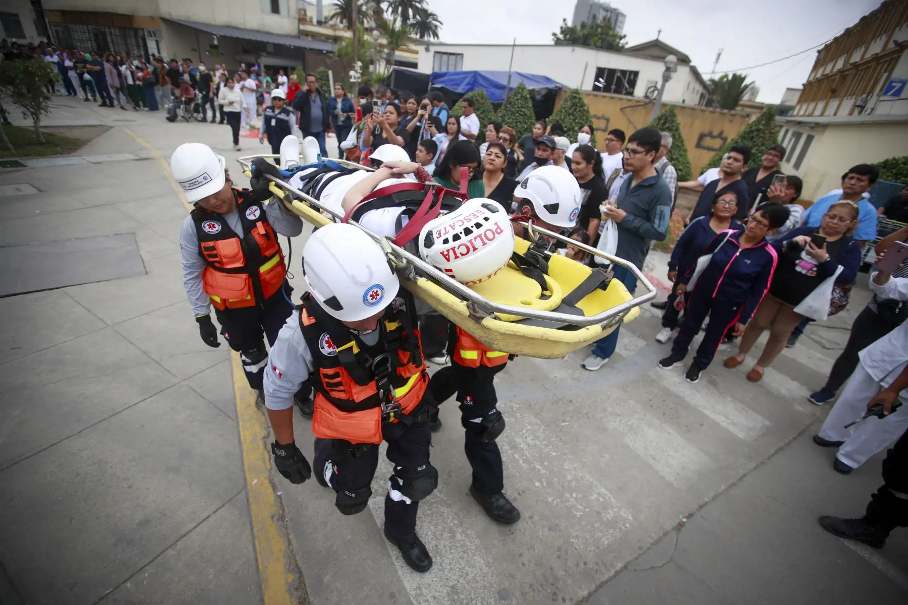 El Hospital Nacional Arzobispo Loayza participó en el II Simulacro Nacional Multipeligro 2026, con el objetivo de fortalecer la preparación y capacidad de respuesta de su personal ante un eventual sismo de gran magnitud. Durante el ejercicio se pusieron en práctica los protocolos de emergencia y evacuación para garantizar una respuesta oportuna y segura ante situaciones de desastre. Foto: ANDINA/Ricardo Cuba