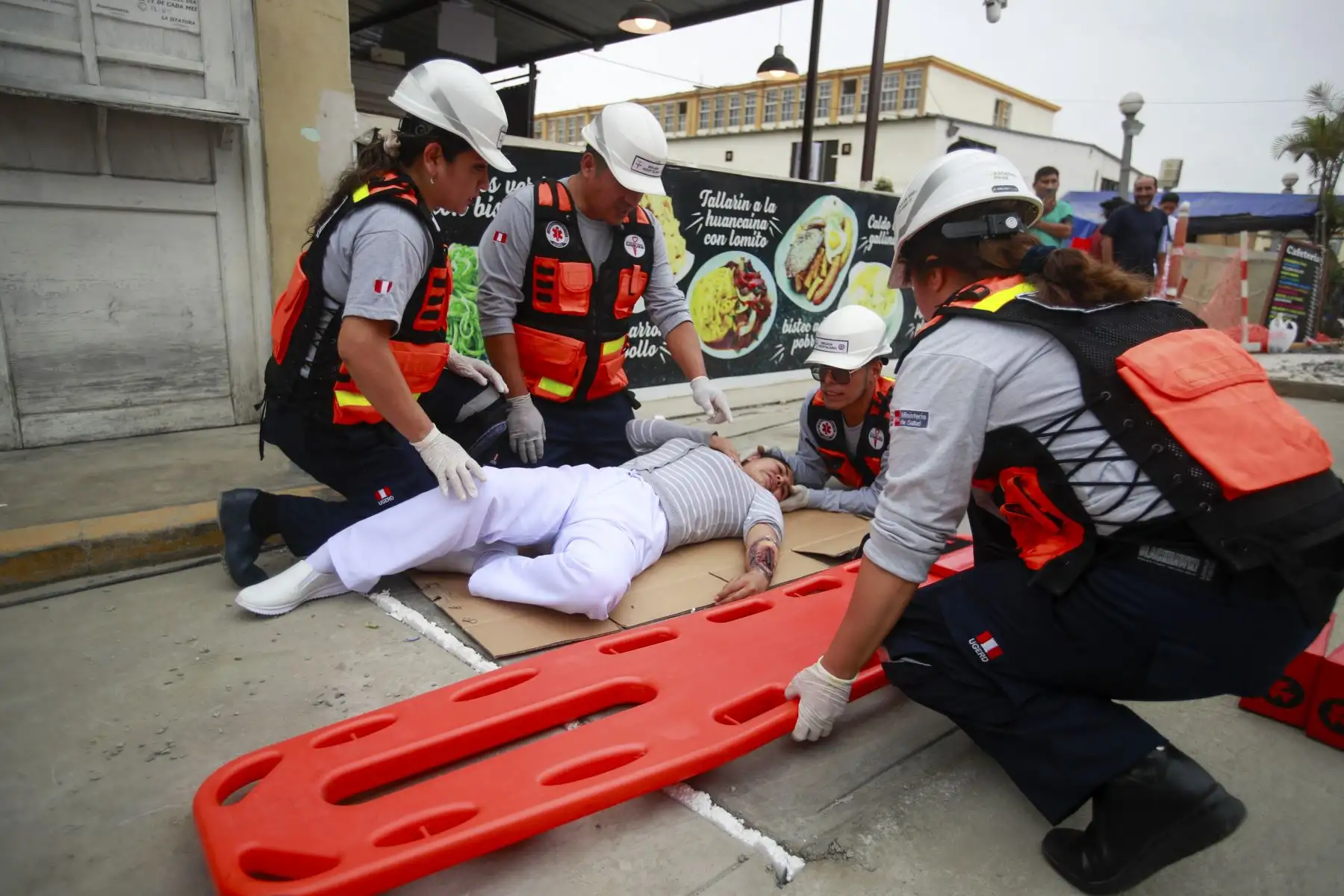 El Hospital Nacional Arzobispo Loayza participó en el II Simulacro Nacional Multipeligro 2026, con el objetivo de fortalecer la preparación y capacidad de respuesta de su personal ante un eventual sismo de gran magnitud. Durante el ejercicio se pusieron en práctica los protocolos de emergencia y evacuación para garantizar una respuesta oportuna y segura ante situaciones de desastre. Foto: ANDINA/Ricardo Cuba