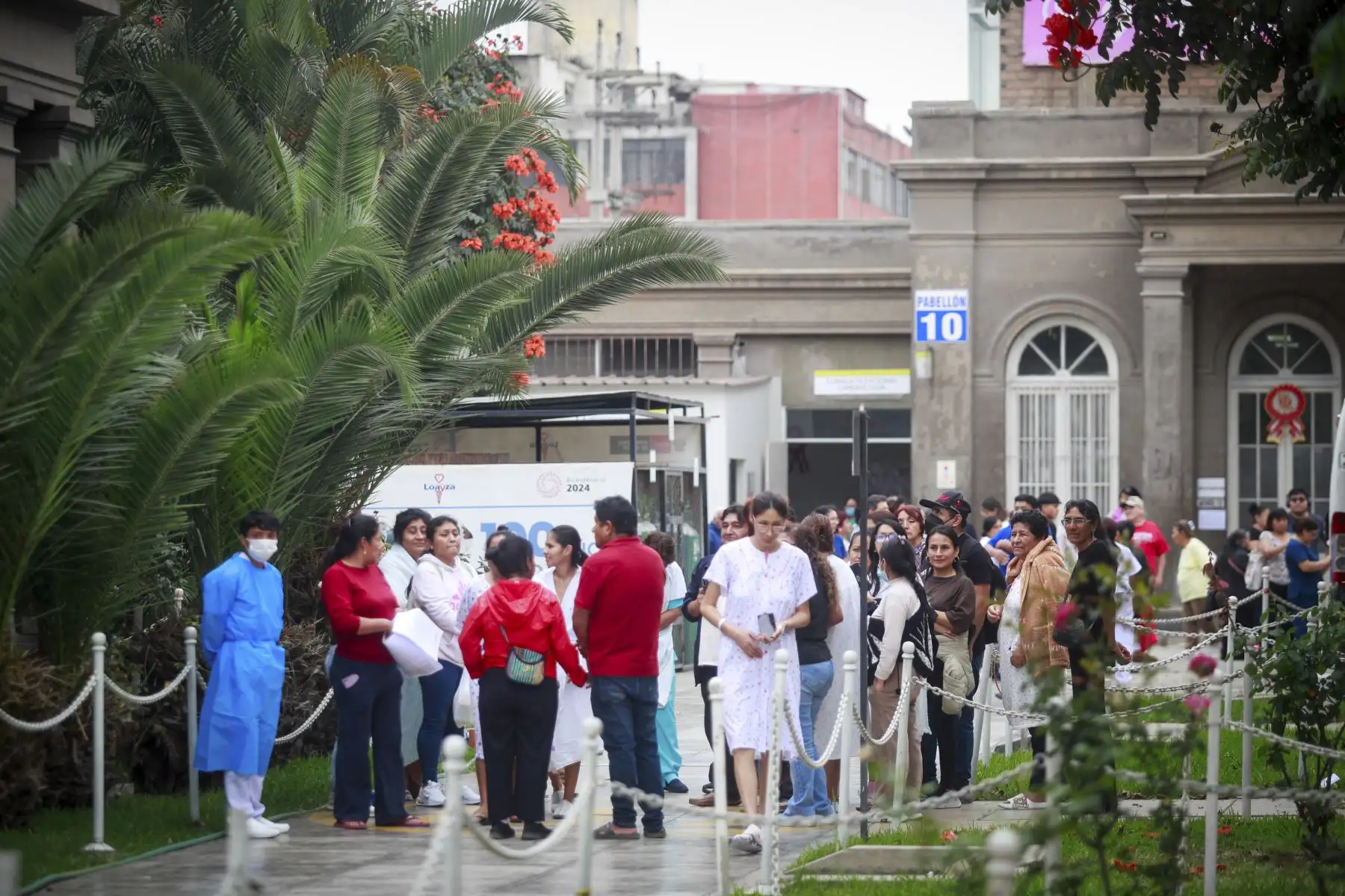 El Hospital Nacional Arzobispo Loayza participó en el II Simulacro Nacional Multipeligro 2026, con el objetivo de fortalecer la preparación y capacidad de respuesta de su personal ante un eventual sismo de gran magnitud. Durante el ejercicio se pusieron en práctica los protocolos de emergencia y evacuación para garantizar una respuesta oportuna y segura ante situaciones de desastre. Foto: ANDINA/Ricardo Cuba