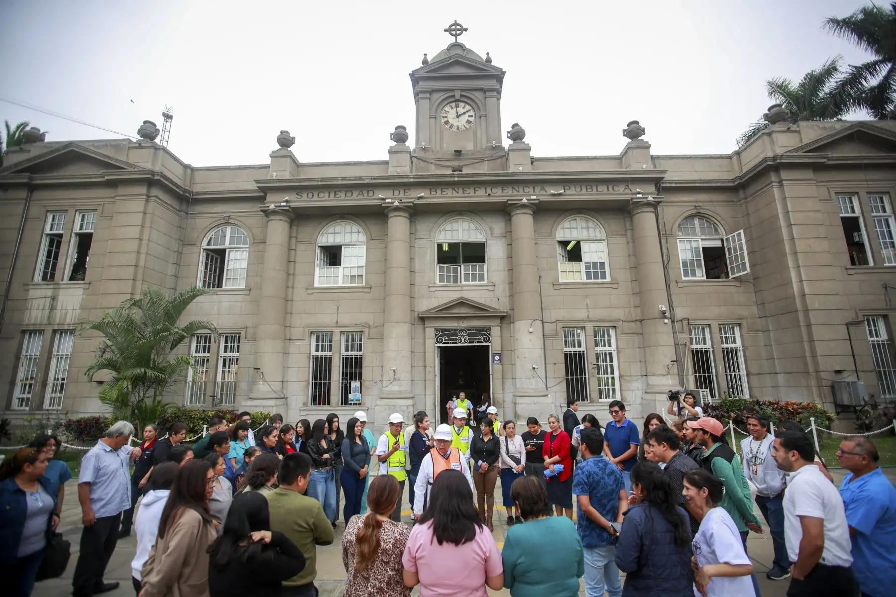 El Hospital Nacional Arzobispo Loayza participó en el II Simulacro Nacional Multipeligro 2026, con el objetivo de fortalecer la preparación y capacidad de respuesta de su personal ante un eventual sismo de gran magnitud. Durante el ejercicio se pusieron en práctica los protocolos de emergencia y evacuación para garantizar una respuesta oportuna y segura ante situaciones de desastre. Foto: ANDINA/Ricardo Cuba