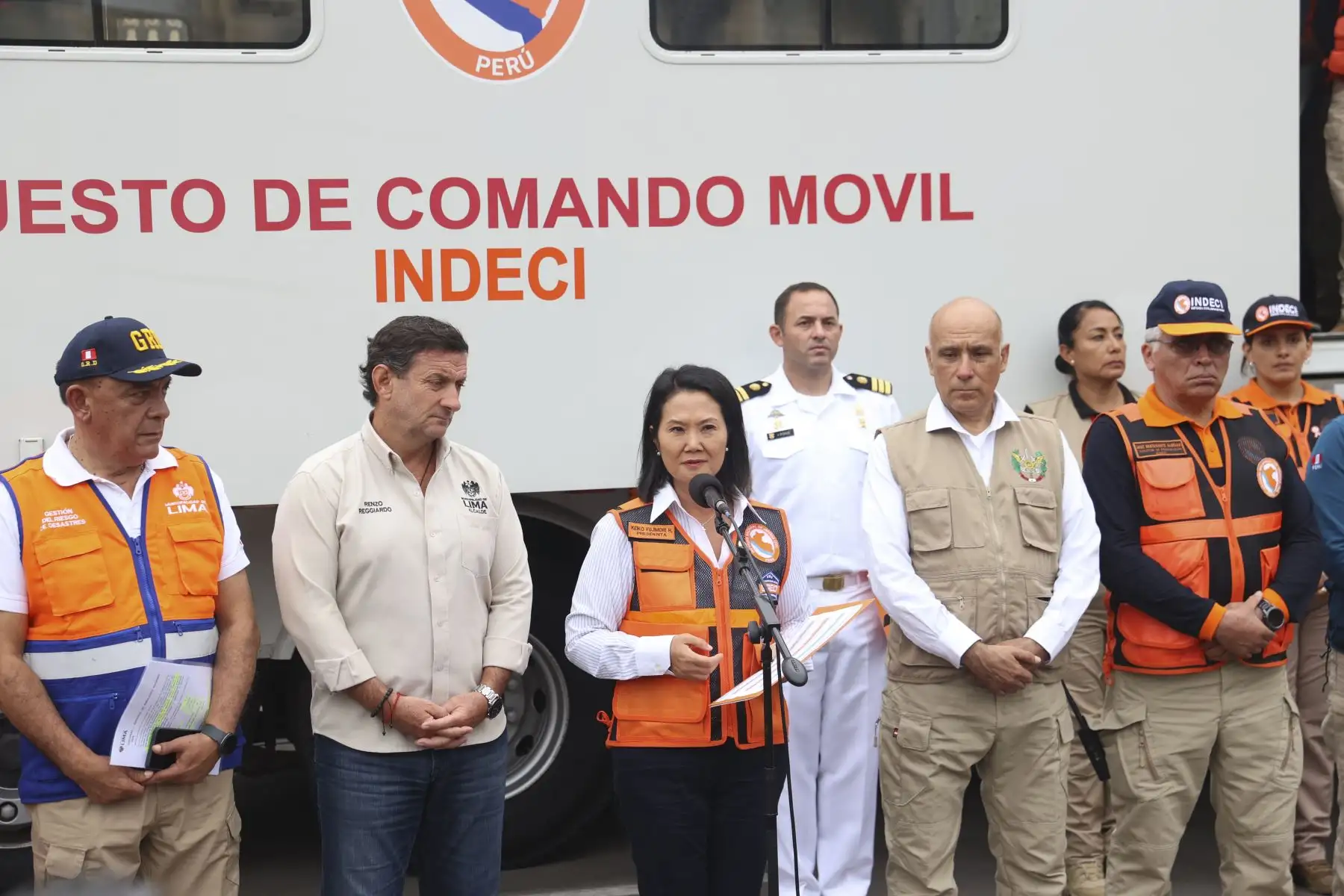 La presidenta de la república, Keiko Fujimori, lidera esta tarde el II Simulacro Nacional Multipeligro 2026 desde la Plaza de Armas de Lima. La jefa de Estado está acompañada por el premier Luis Galarreta, así como el alcalde metropolitano de Lima, Renzo Reggiardo; el jefe del Instituto Nacional de Defensa Civil (Indeci), Luis Vásquez, y representantes de instituciones de primera respuesta. Foto: ANDINA/Melina Mejía