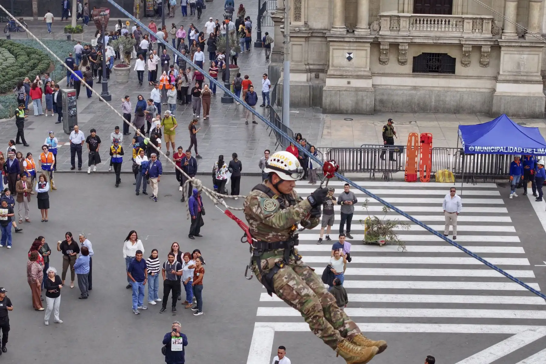 La presidenta de la república, Keiko Fujimori, lidera esta tarde el II Simulacro Nacional Multipeligro 2026 desde la Plaza de Armas de Lima. La jefa de Estado está acompañada por el premier Luis Galarreta, así como el alcalde metropolitano de Lima, Renzo Reggiardo; el jefe del Instituto Nacional de Defensa Civil (Indeci), Luis Vásquez, y representantes de instituciones de primera respuesta. Foto: ANDINA/Presidencia