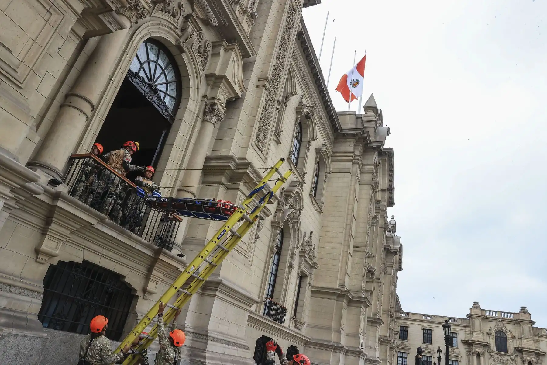 La presidenta de la república, Keiko Fujimori, lidera esta tarde el II Simulacro Nacional Multipeligro 2026 desde la Plaza de Armas de Lima. La jefa de Estado está acompañada por el premier Luis Galarreta, así como el alcalde metropolitano de Lima, Renzo Reggiardo; el jefe del Instituto Nacional de Defensa Civil (Indeci), Luis Vásquez, y representantes de instituciones de primera respuesta. Foto: ANDINA/Presidencia