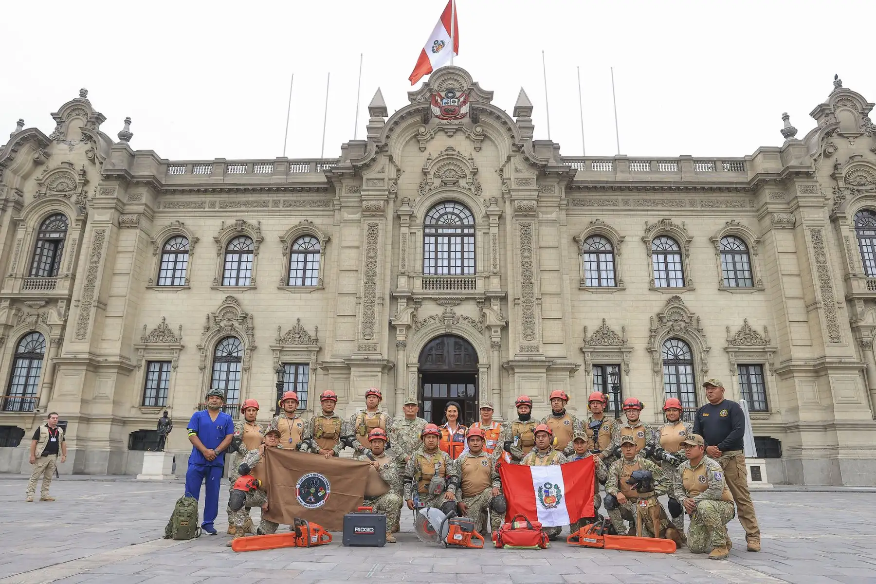 La presidenta de la república, Keiko Fujimori, lidera esta tarde el II Simulacro Nacional Multipeligro 2026 desde la Plaza de Armas de Lima. La jefa de Estado está acompañada por el premier Luis Galarreta, así como el alcalde metropolitano de Lima, Renzo Reggiardo; el jefe del Instituto Nacional de Defensa Civil (Indeci), Luis Vásquez, y representantes de instituciones de primera respuesta. Foto: ANDINA/Presidencia
