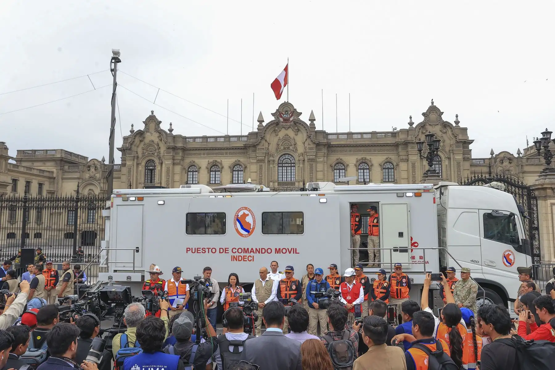 La presidenta de la república, Keiko Fujimori, lidera esta tarde el II Simulacro Nacional Multipeligro 2026 desde la Plaza de Armas de Lima. La jefa de Estado está acompañada por el premier Luis Galarreta, así como el alcalde metropolitano de Lima, Renzo Reggiardo; el jefe del Instituto Nacional de Defensa Civil (Indeci), Luis Vásquez, y representantes de instituciones de primera respuesta. Foto: ANDINA/Presidencia