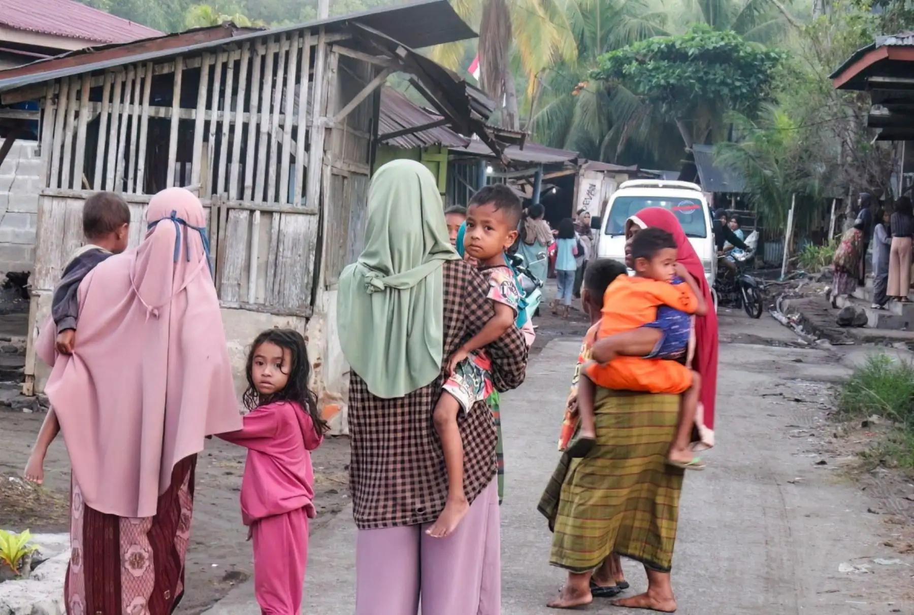 Los aldeanos huyen de sus hogares en busca de seguridad tras un terremoto en la aldea de Talibura, Sikka, Nusa Tenggara Oriental, el 15 de agosto de 2026.
Un fuerte terremoto de magnitud 7,7 sacudió la costa de la isla de Flores, en el este de Indonesia, a primera hora del 15 de agosto, según informaron el Servicio Geológico de Estados Unidos y las autoridades indonesias, lo que provocó una alerta de tsunami y la evacuación de cientos de personas. Foto: AFP