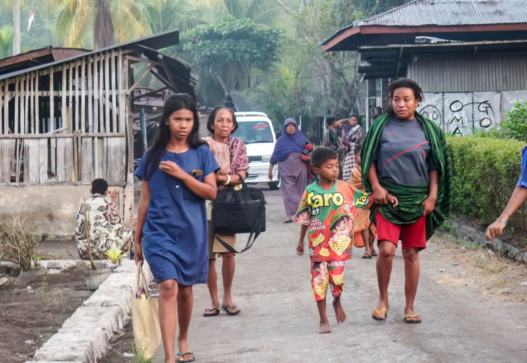 Los aldeanos huyen de sus hogares en busca de seguridad tras un terremoto en la aldea de Talibura, Sikka, Nusa Tenggara Oriental, el 15 de agosto de 2026.
Un fuerte terremoto de magnitud 7,7 sacudió la costa de la isla de Flores, en el este de Indonesia, a primera hora del 15 de agosto, según informaron el Servicio Geológico de Estados Unidos y las autoridades indonesias, lo que provocó una alerta de tsunami y la evacuación de cientos de personas. Foto: AFP