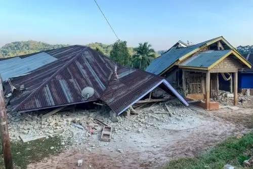 Indonesia: un terremoto de magnitud 7,7 sacude la costa de Indonesia y genera alerta de tsunami