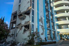 Edificios y casas quedaron dañados tras un terremoto de magnitud 7.7 en Indonesia, el 15 de agosto de 2026. Foto: AFP