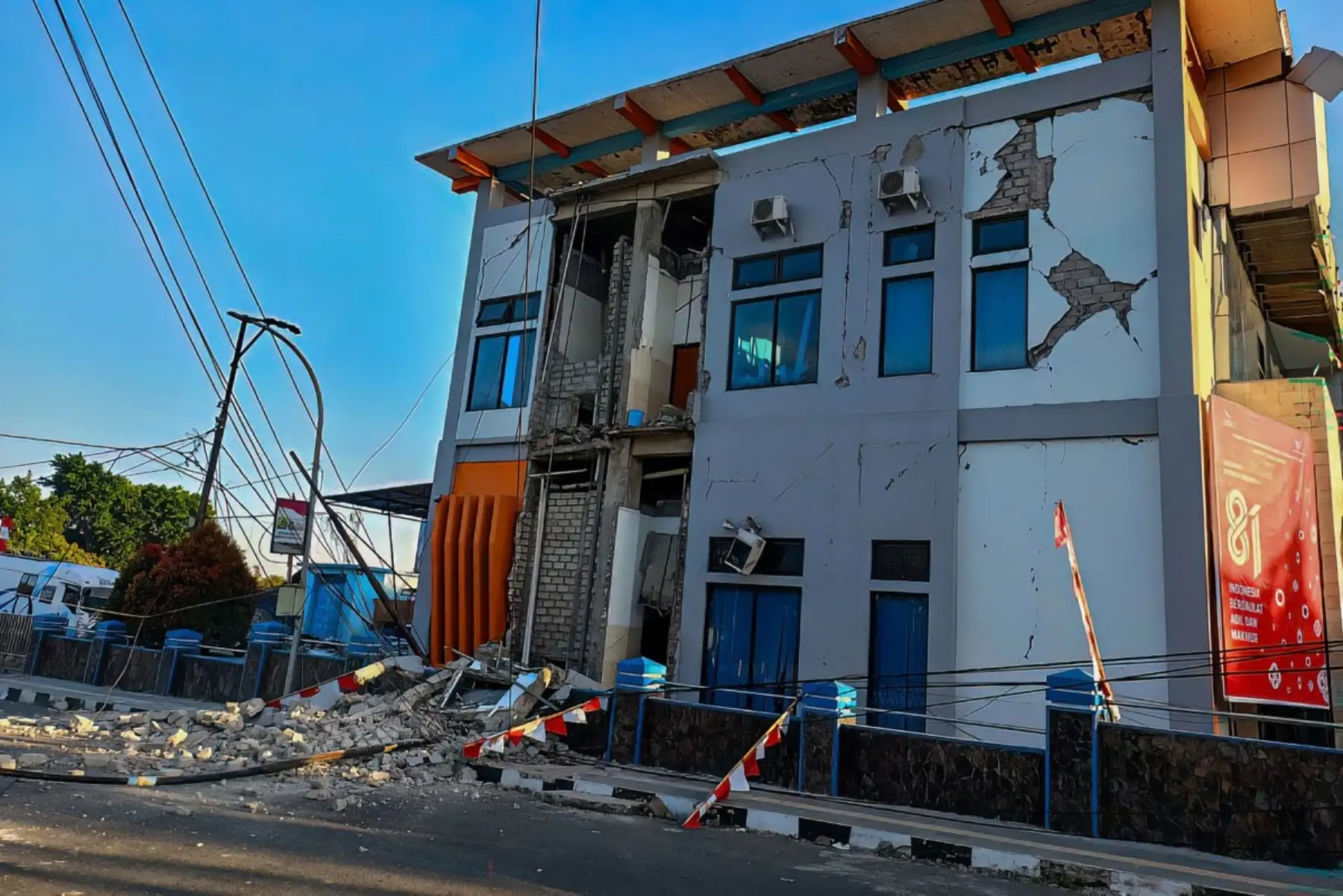 Se observa un edificio dañado tras un terremoto de magnitud 7,7 en Ruteng, Manggarai, Nusa Tenggara Oriental, el 15 de agosto de 2026.
Un fuerte terremoto de magnitud 7,7 sacudió la costa de la isla de Flores, en el este de Indonesia, a primera hora del 15 de agosto, según informaron el Servicio Geológico de Estados Unidos y las autoridades indonesias, lo que provocó una alerta de tsunami y la evacuación de cientos de personas. Foto: AFP