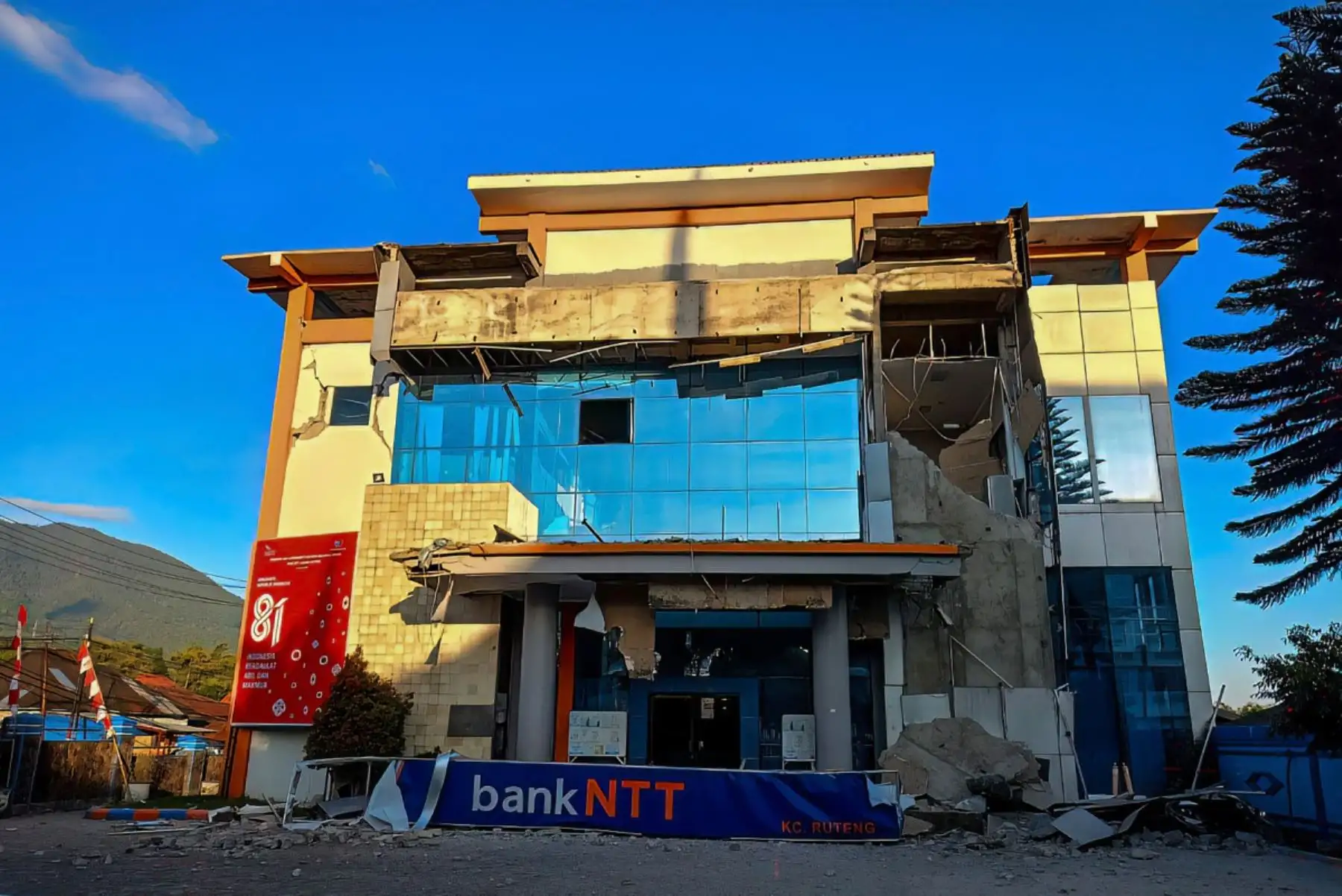 Se observa un edificio dañado tras un terremoto de magnitud 7,7 en Ruteng, Manggarai, Nusa Tenggara Oriental, el 15 de agosto de 2026.
Un fuerte terremoto de magnitud 7,7 sacudió la costa de la isla de Flores, en el este de Indonesia, a primera hora del 15 de agosto, según informaron el Servicio Geológico de Estados Unidos y las autoridades indonesias, lo que provocó una alerta de tsunami y la evacuación de cientos de personas. Foto: AFP
