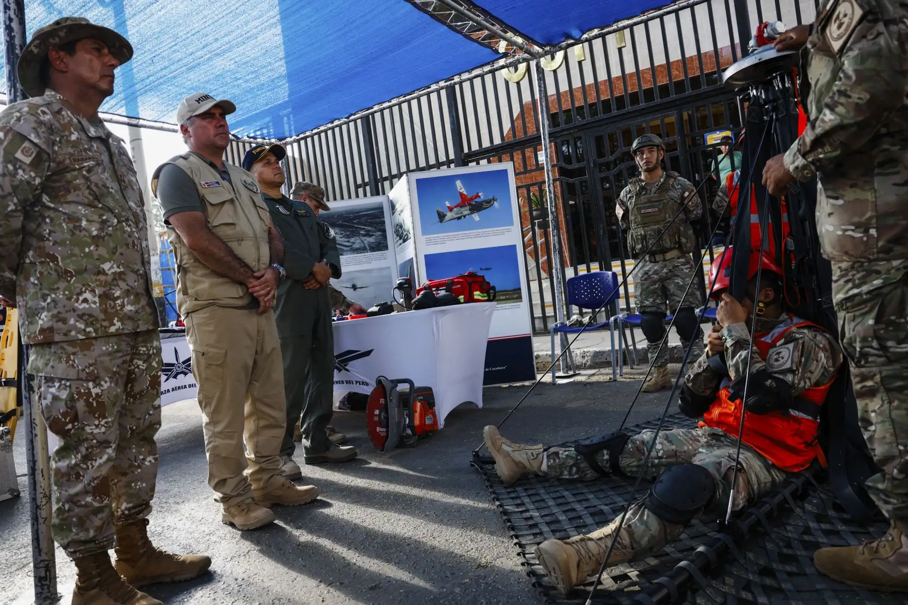 Con la finalidad de evaluar la capacidad de respuesta inmediata de las autoridades y la población ante una emergencia, el ministro de Defensa, Rafael Belaunde Llosa, lideró el II Simulacro Nacional Multipeligro del año, en el puente Andrés Avelino Cáceres, ubicado sobre el río Piura. En esta región, el ejercicio estuvo orientado a evaluar la capacidad de respuesta frente a la ocurrencia de lluvias intensas y los peligros asociados, como inundaciones y desbordes de ríos. Foto: Mindef