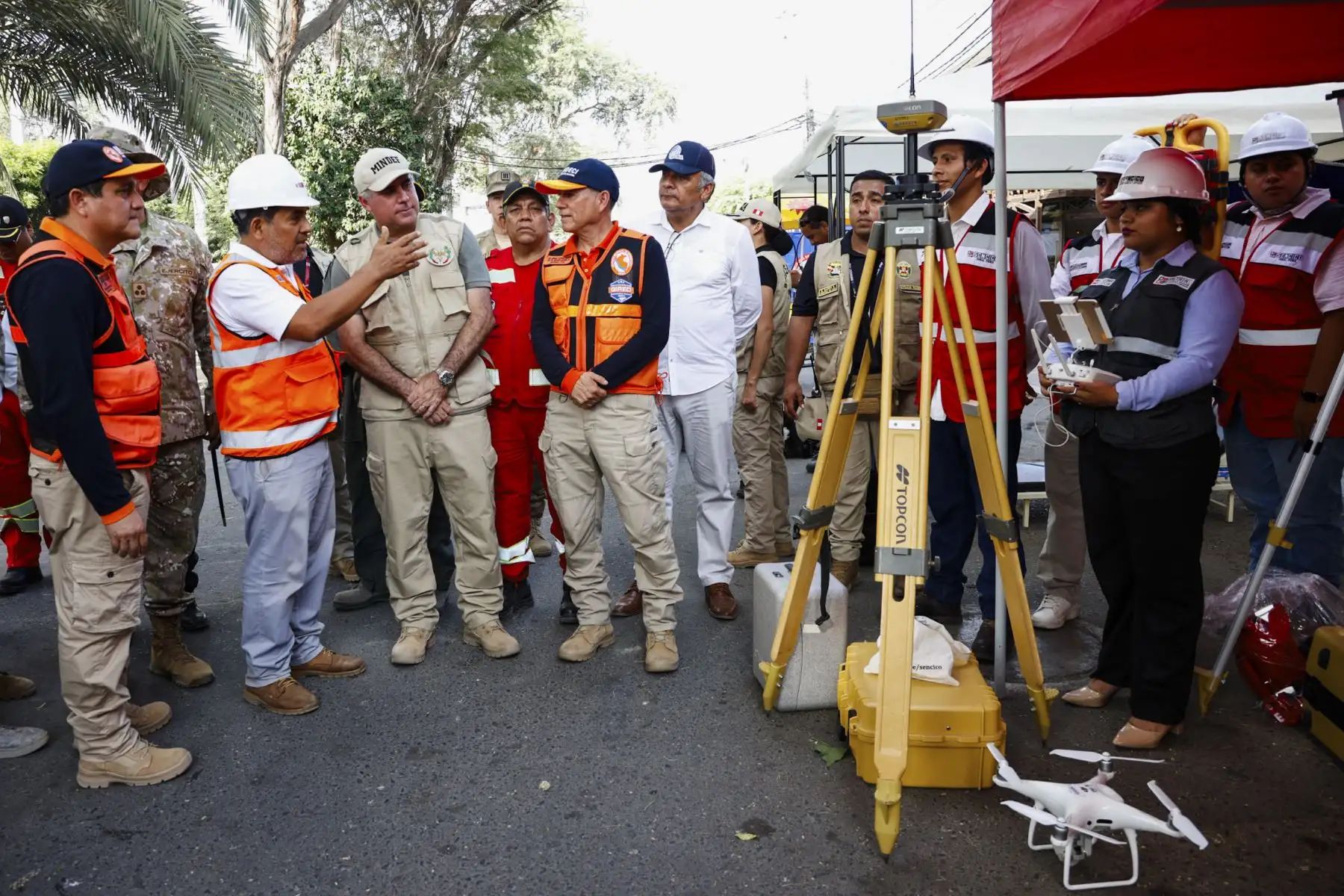 Con la finalidad de evaluar la capacidad de respuesta inmediata de las autoridades y la población ante una emergencia, el ministro de Defensa, Rafael Belaunde Llosa, lideró el II Simulacro Nacional Multipeligro del año, en el puente Andrés Avelino Cáceres, ubicado sobre el río Piura. En esta región, el ejercicio estuvo orientado a evaluar la capacidad de respuesta frente a la ocurrencia de lluvias intensas y los peligros asociados, como inundaciones y desbordes de ríos. Foto: Mindef