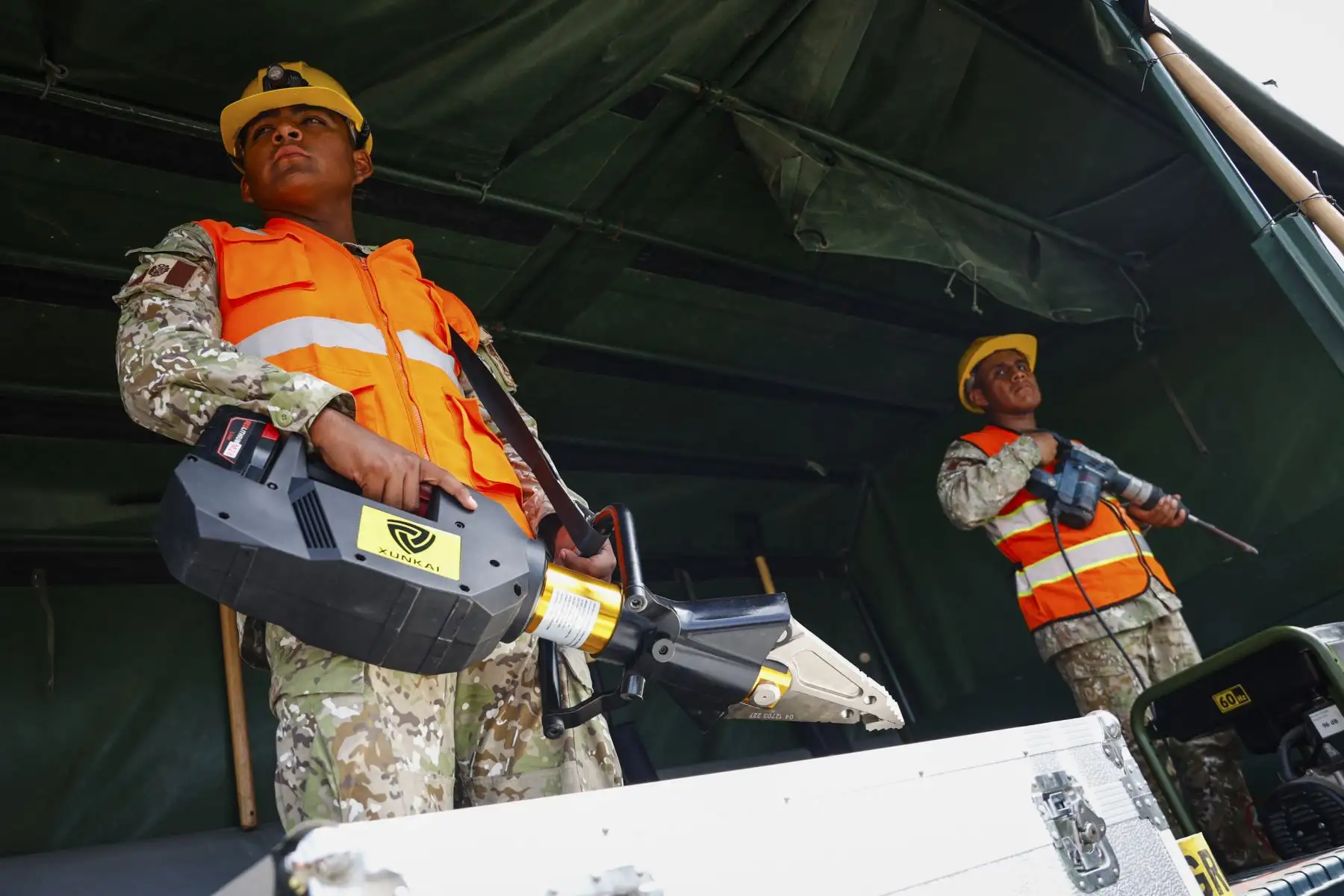 Con la finalidad de evaluar la capacidad de respuesta inmediata de las autoridades y la población ante una emergencia, el ministro de Defensa, Rafael Belaunde Llosa, lideró el II Simulacro Nacional Multipeligro del año, en el puente Andrés Avelino Cáceres, ubicado sobre el río Piura. En esta región, el ejercicio estuvo orientado a evaluar la capacidad de respuesta frente a la ocurrencia de lluvias intensas y los peligros asociados, como inundaciones y desbordes de ríos. Foto: Mindef