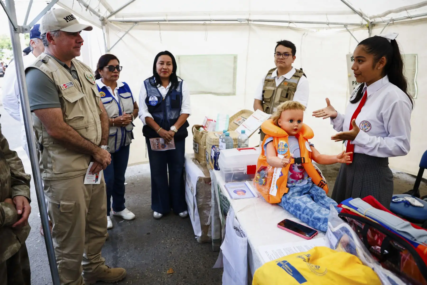 Con la finalidad de evaluar la capacidad de respuesta inmediata de las autoridades y la población ante una emergencia, el ministro de Defensa, Rafael Belaunde Llosa, lideró el II Simulacro Nacional Multipeligro del año, en el puente Andrés Avelino Cáceres, ubicado sobre el río Piura. En esta región, el ejercicio estuvo orientado a evaluar la capacidad de respuesta frente a la ocurrencia de lluvias intensas y los peligros asociados, como inundaciones y desbordes de ríos. Foto: Mindef
