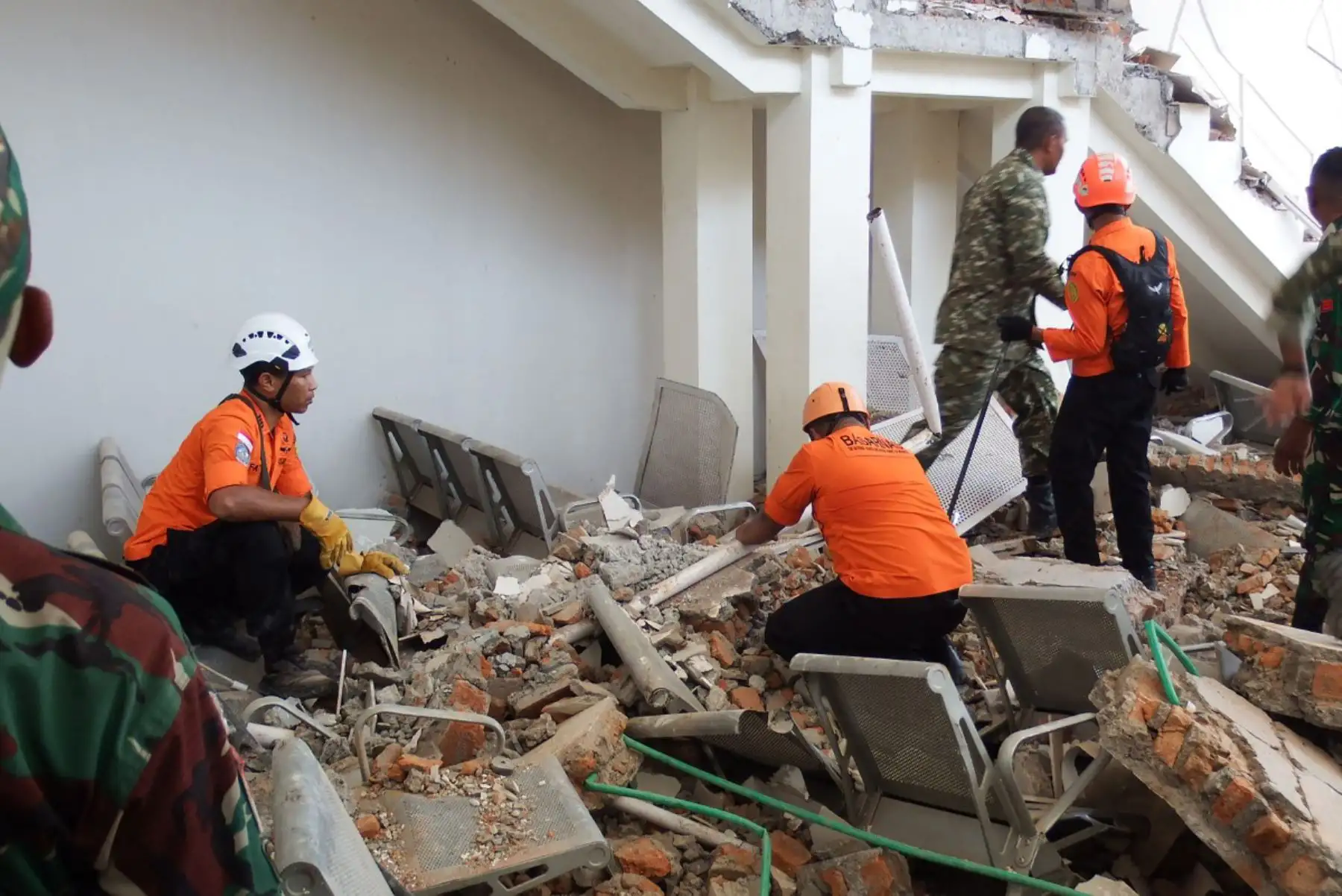Un equipo de rescate busca víctimas entre las ruinas del puerto Laurensius Say en Maumere, Sikka, Nusa Tenggara Oriental, tras un terremoto de magnitud 7,7 que sacudió la isla de Flores.
Foto: ANDINA/ AFP