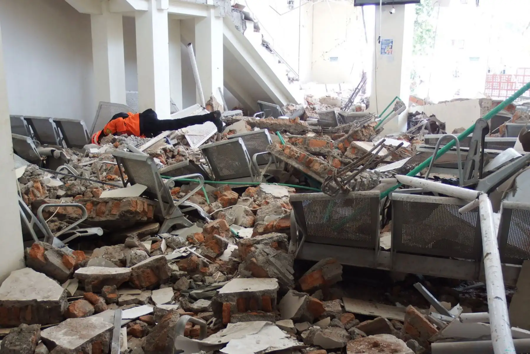 Un equipo de rescate busca víctimas entre las ruinas del puerto Laurensius Say en Maumere, Sikka, Nusa Tenggara Oriental, tras un terremoto de magnitud 7,7 que sacudió la isla de Flores. Foto: ANDINA/AFP