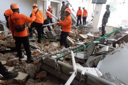 Un potente terremoto de magnitud 7.7 sacude la zona este de Indonesia