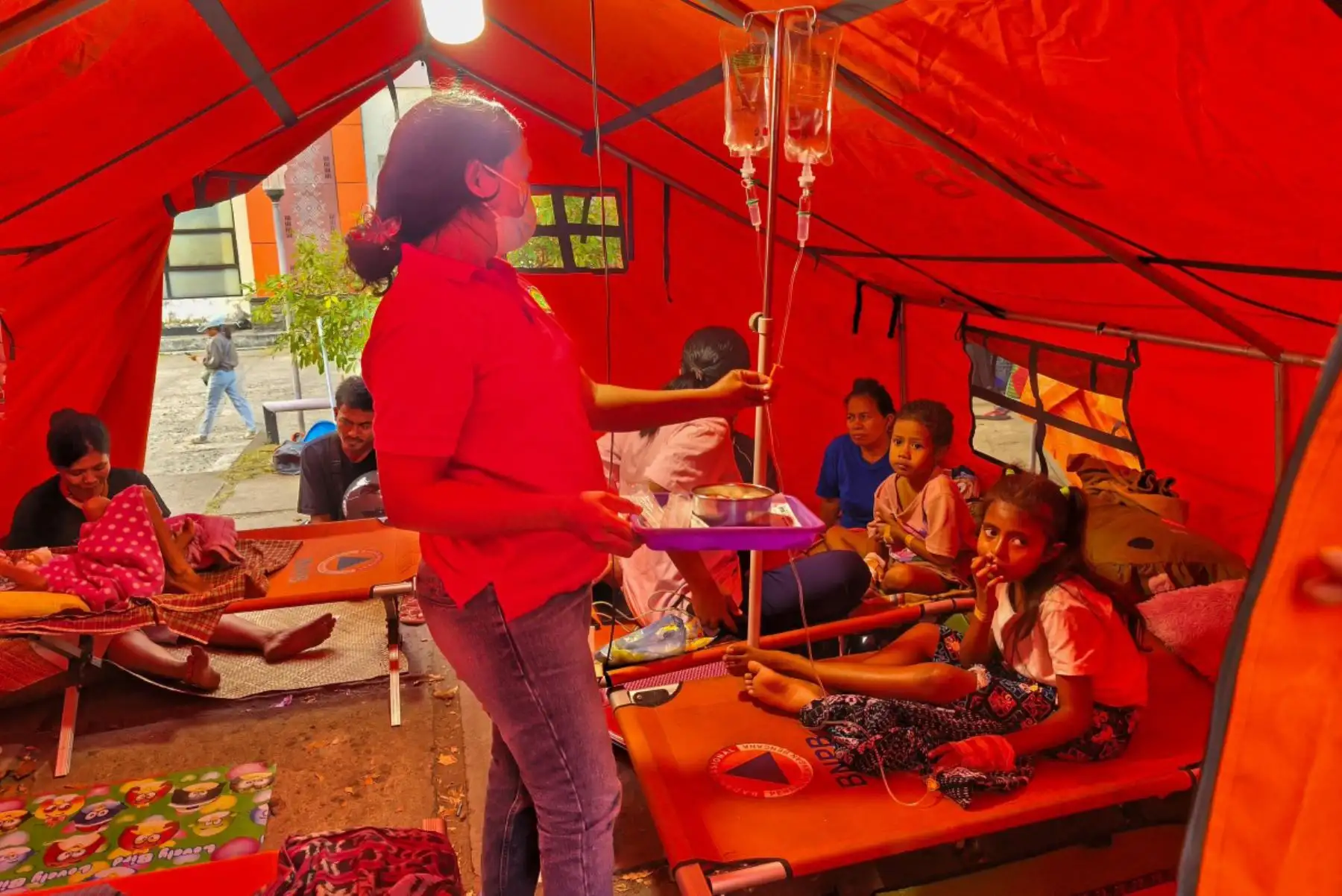 Pacientes son atendidos en una carpa médica provisional debido al temor a réplicas en Maumere, en la isla de Flores, tras un terremoto de magnitud 7,7. Los rescatistas buscaron supervivientes entre los escombros después de que un potente terremoto sacudiera la costa de la isla de Flores, en Indonesia, causando la muerte de al menos 38 personas, según un funcionario de gestión de desastres. Foto: ANDINA/AFP