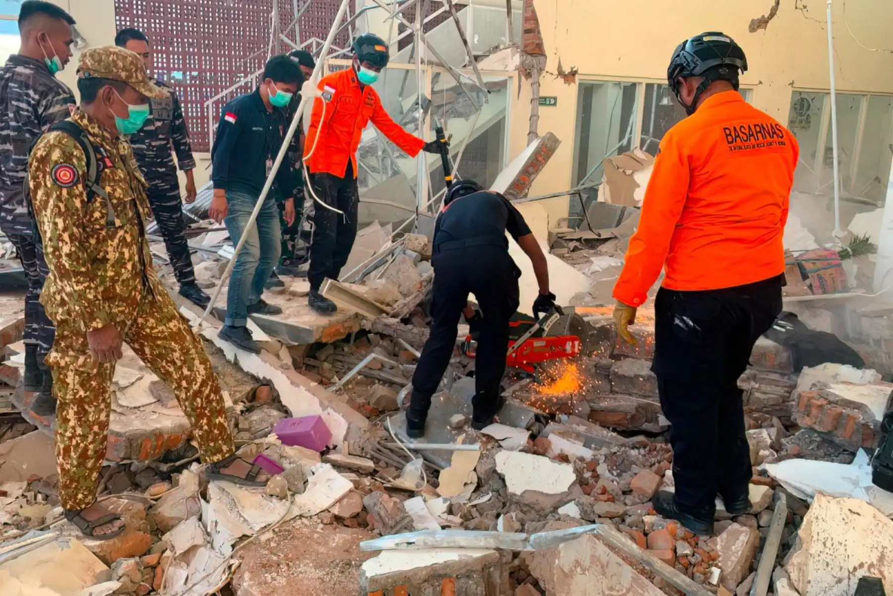 Búsqueda y Rescate de Indonesia (BASARNAS), muestra a rescatistas trabajando entre los escombros de un edificio dañado tras un terremoto en Maumere, Nusa Tenggara Oriental. Un potente terremoto de magnitud 7,7 sacudió la costa de la isla de Flores, en el este de Indonesia.
Foto: ANDINAS/ AFP