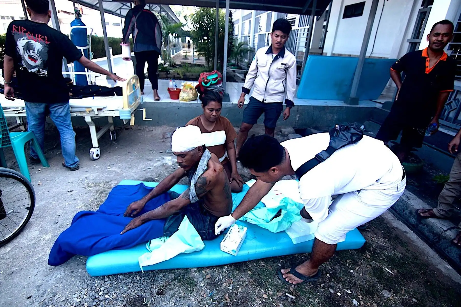 Un hombre herido recibe atención médica a las afueras de un hospital tras un terremoto de magnitud 7,7 en Mbay, Nagekeo, provincia de Nusa Tenggara Oriental, Indonesia. Un terremoto de magnitud 7,7 sacudió la costa de la provincia de Nusa Tenggara Oriental, Indonesia, dejando decenas de muertos. Foto: ANDINA/EFE