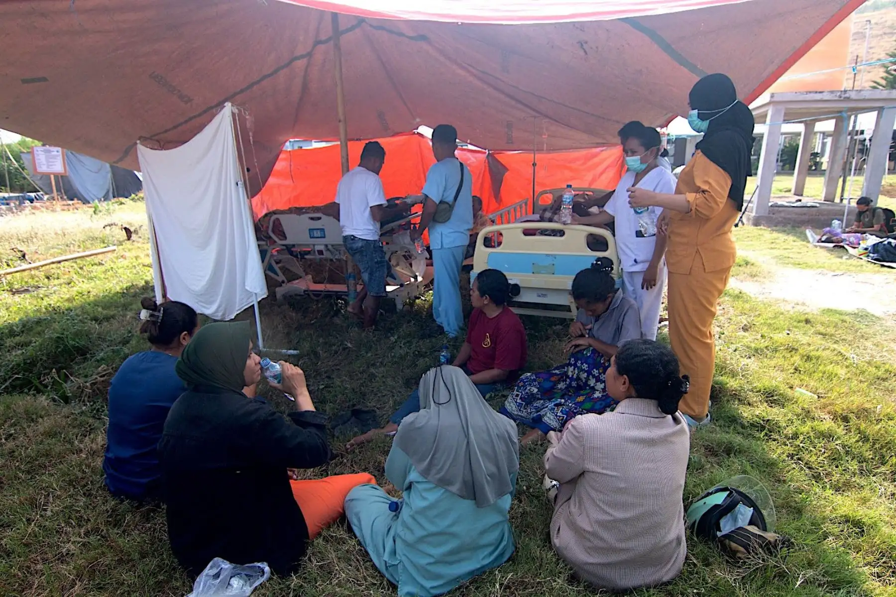 Pacientes reciben tratamiento fuera de un hospital tras un terremoto de magnitud 7,7 en Mbay, Nagekeo, provincia de Nusa Tenggara Oriental, Indonesia. Un terremoto de magnitud 7,7 sacudió la costa de la provincia de Nusa Tenggara Oriental, Indonesia, dejando decenas de muertos. Foto: ANDINA/EFE