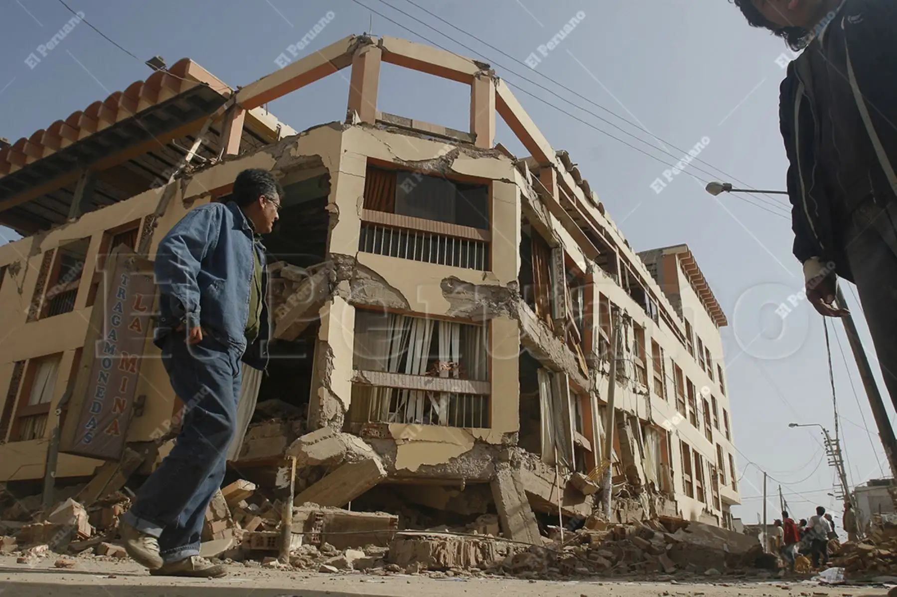 Ica* - 16 agosto 2007 / Daños materiales y destrucción, en el edificio del Hotel Embassy ocasionado por el terremoto de 7 grados en la escala de Richter, el 15-08-2007, en la provincia de Pisco*, región de Ica. Foto: Archivo Histórico de El Peruano