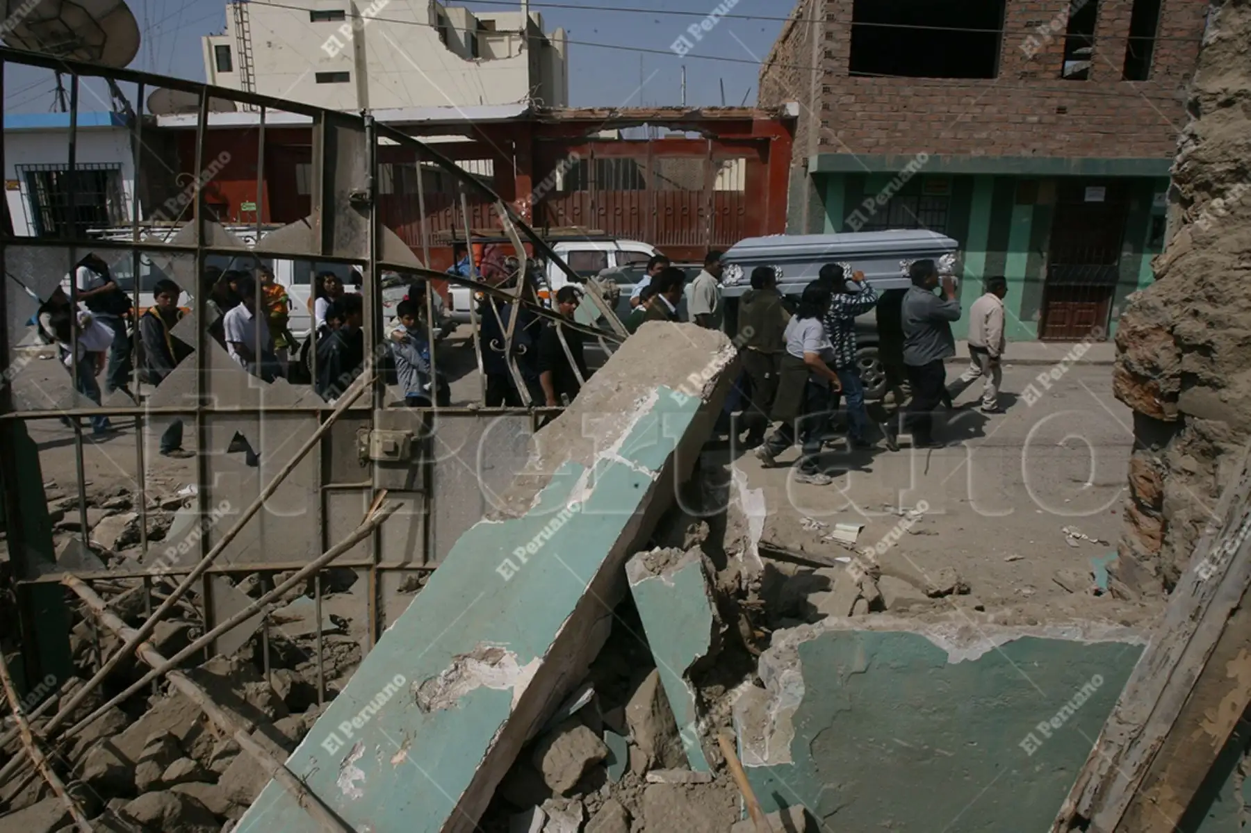 Ica - 17 agosto 2007 / Pobladores trasladan ataúd con los restos mortales de una de las víctimas, a consecuencia del Terremoto del 15-08-2007, que alcanzó los 7.9 grados en la escala de Richter en el marco de una ciudad devastada por derrumbes y escombros en la provincia de Pisco, región de Ica. Foto: Archivo Histórico de El Peruano