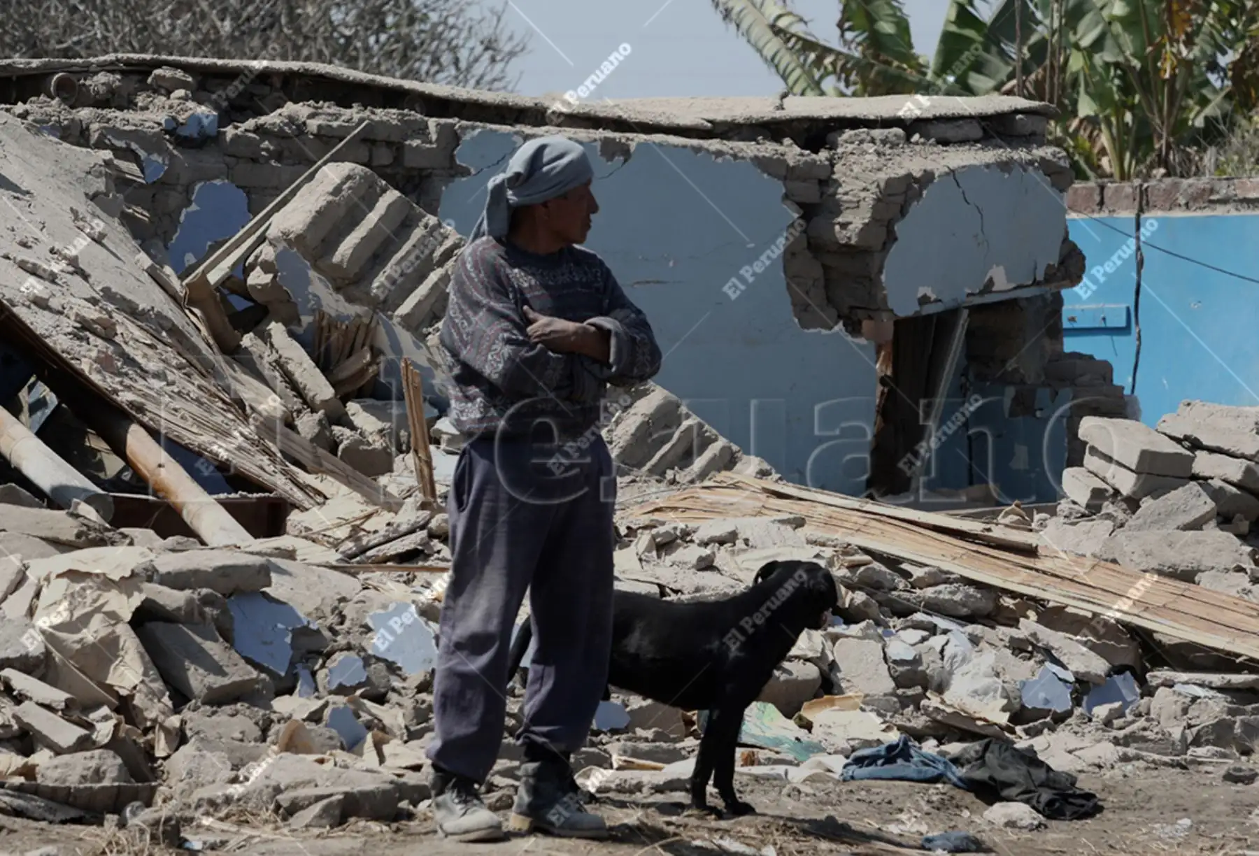 Ica – 21 agosto 2007 / Damnificado al pie de su vivienda en escombros, después del devastador terremoto del 15-08-07, que alcanzó los 7.9 grados en la escala de Richter, en el distrito de San Andrés, provincia de Pisco, región de Ica. Foto: Archivo Histórico de El Peruano
