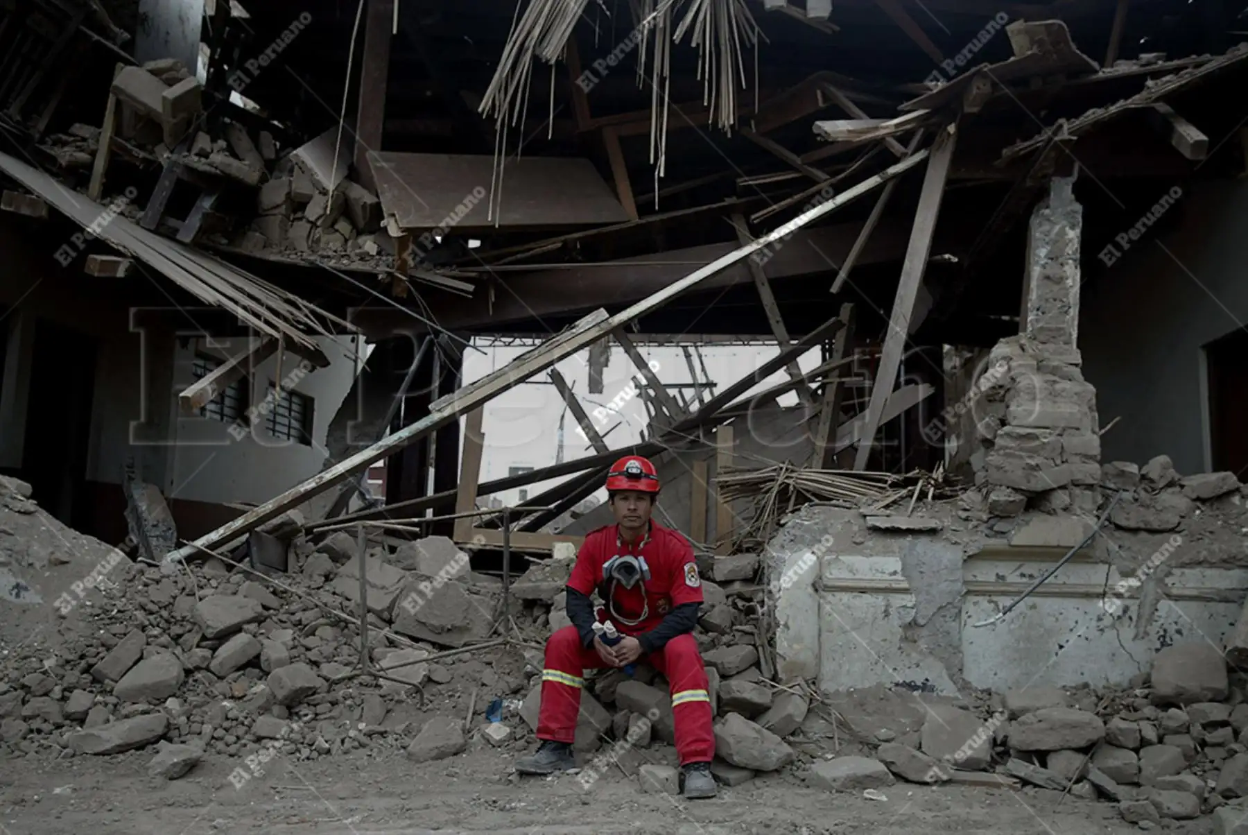 Pisco, Ica – 23 agosto 2007 / Bombero Juan Dipas Villena, al lado de escombros y derrumbe de una de las viviendas totalmente destruidas por el terremoto del 15 de agosto de 7 grados en la Escala de Richter, en la provincia de Pisco. Foto: Archivo Histórico de El Peruano