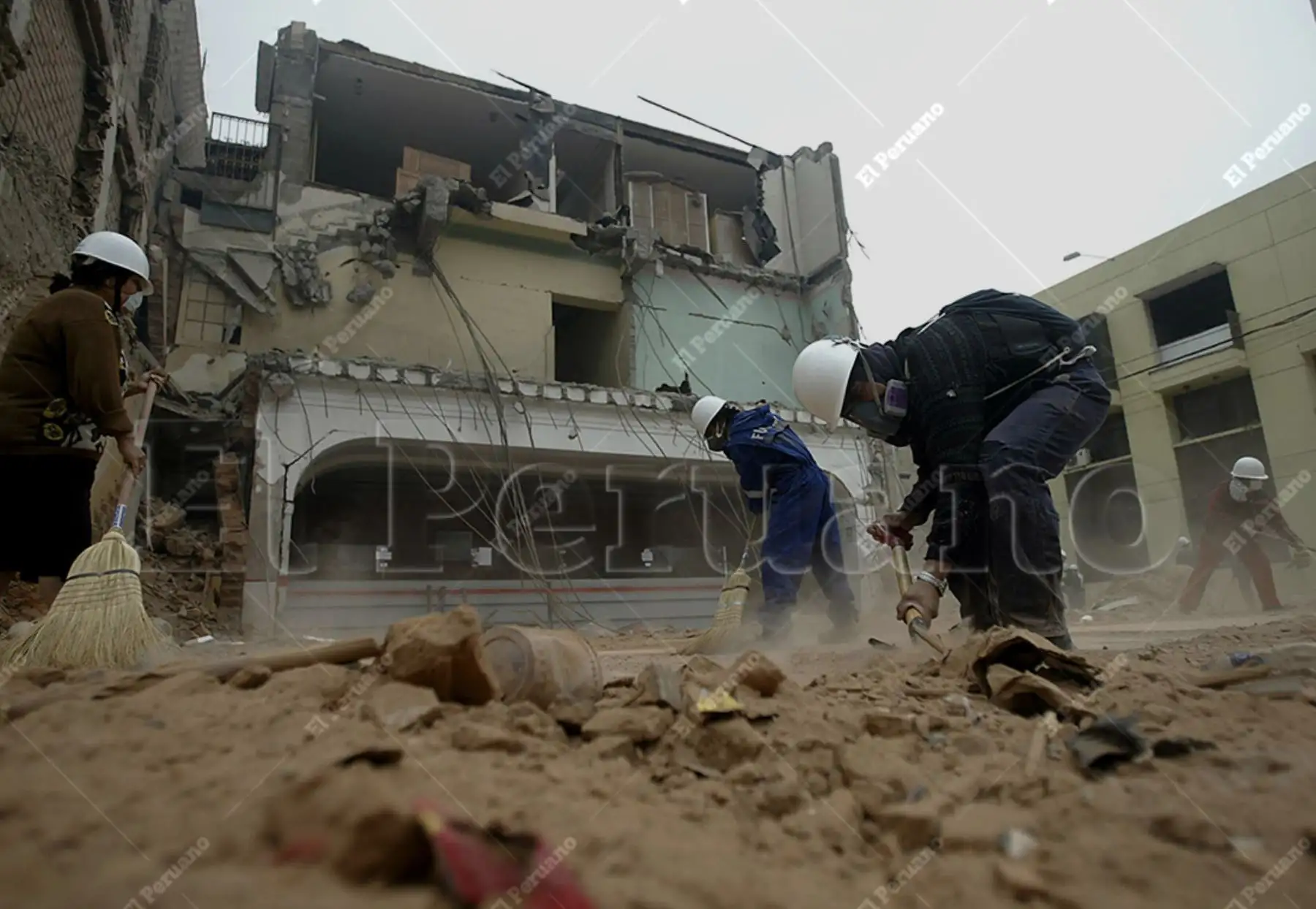 Pisco, Ica – 23 agosto 2007 / Trabajadores del Programa Construyendo Perú, removiendo escombros, como parte de la limpieza antes de la reconstrucción, después del devastador terremoto. Foto. Archivo Histórico de El Peruano