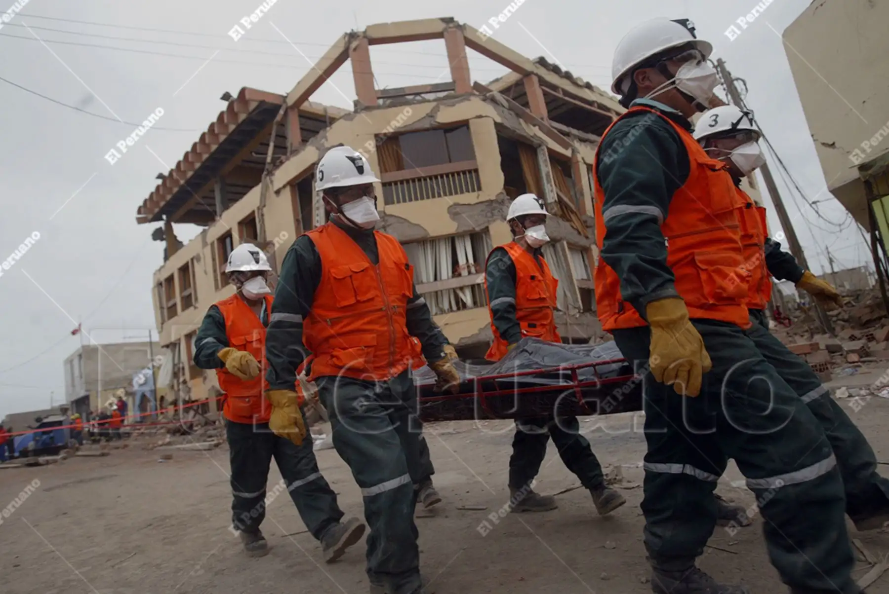 Pisco, Ica – 18 agosto 2007 / Rescatistas trasladan cuerpos de las víctimas fallecidas como consecuencia del terremoto del 15 de agosto. Foto. Archivo Histórico de El Peruano