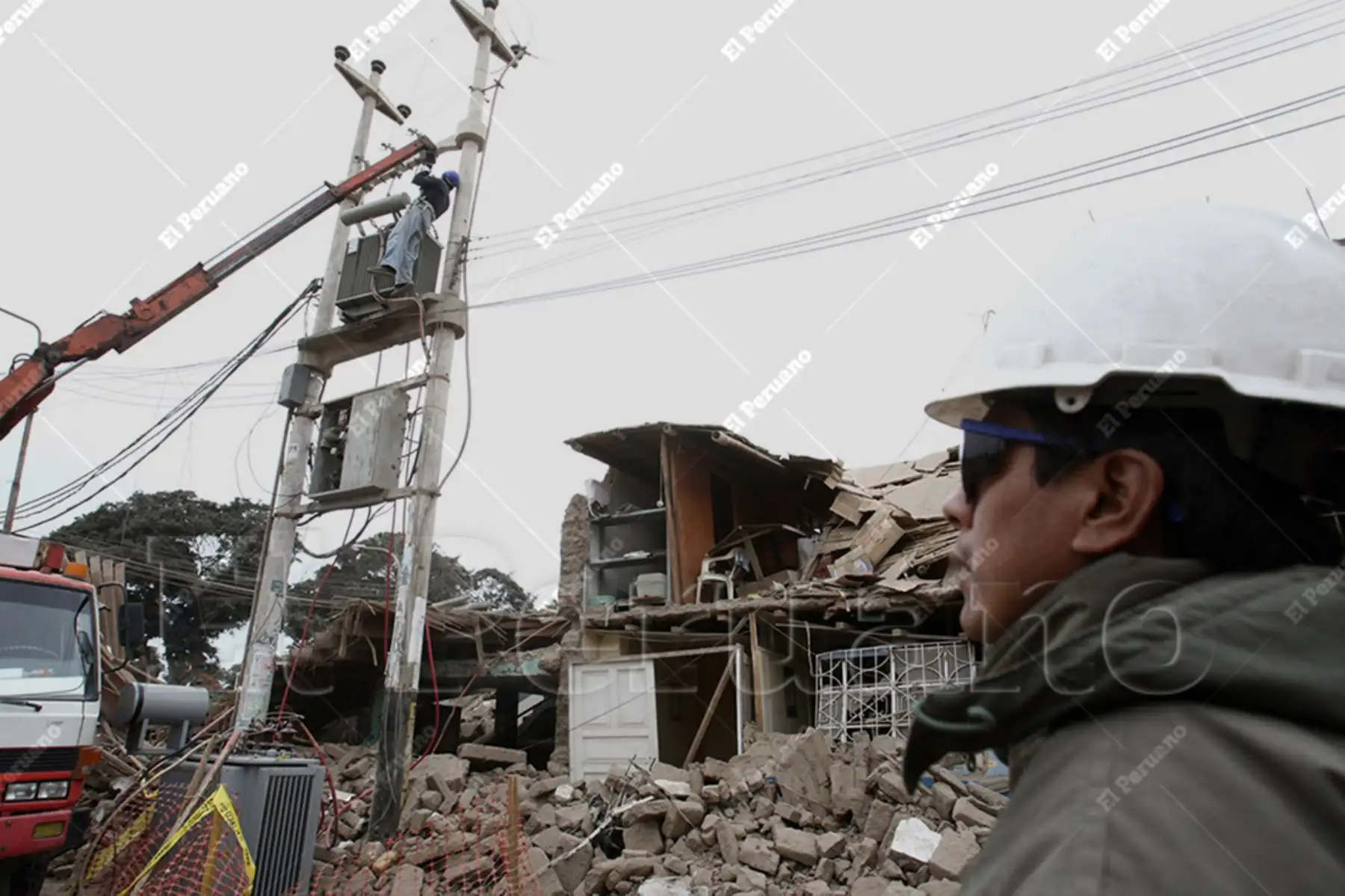Pisco, Ica – 18 agosto 2007  / Trabajadores de empresas eléctricas, realizando trabajos de reparación en postes de alumbrado público, como parte de la reconstrucción después del terremoto. Foto: Archivo Histórico de El Peruano