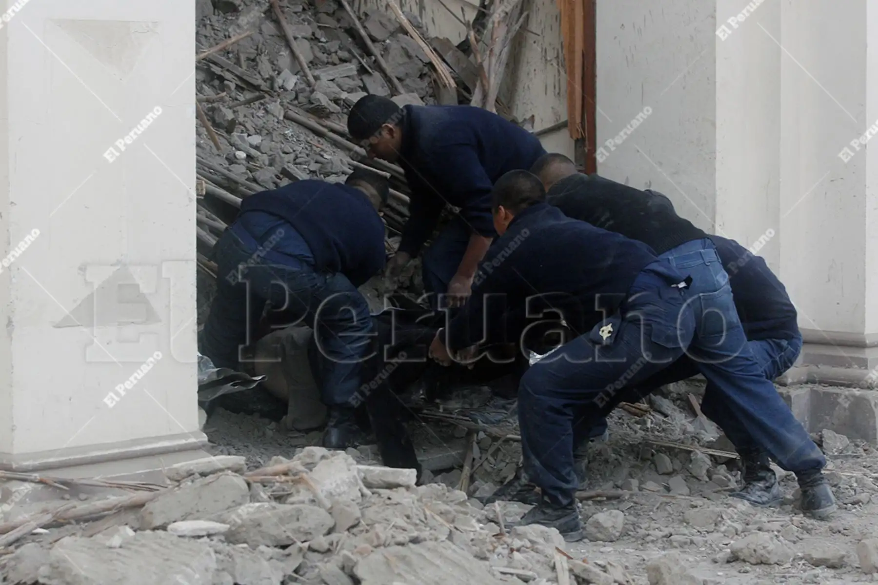 Ica – 16 agosto 2007 / Soldados de la Fuerza Aérea, realizan labores de rescate y extraen un cuerpo de entre los escombros en el centro de la ciudad de Pisco, a consecuencia del devastador terremoto del día anterior. Foto: Archivo Histórico de El Peruano