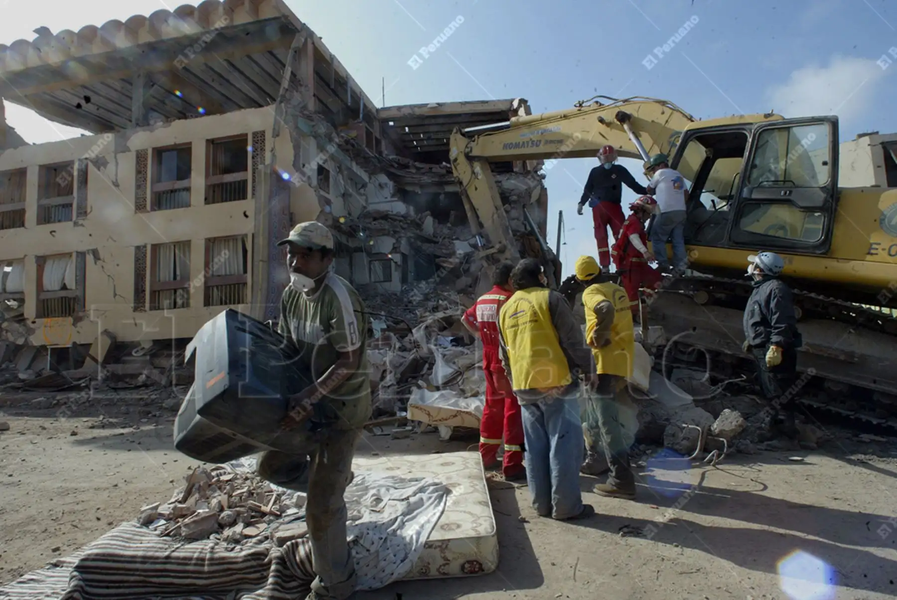 Pisco, Ica – 20 agosto 2007 / Demolición del edificio del Hotel Embasy que quedó en escombros tras el terremoto del 15 de agosto. Foto: Archivo Histórico de El Peruano