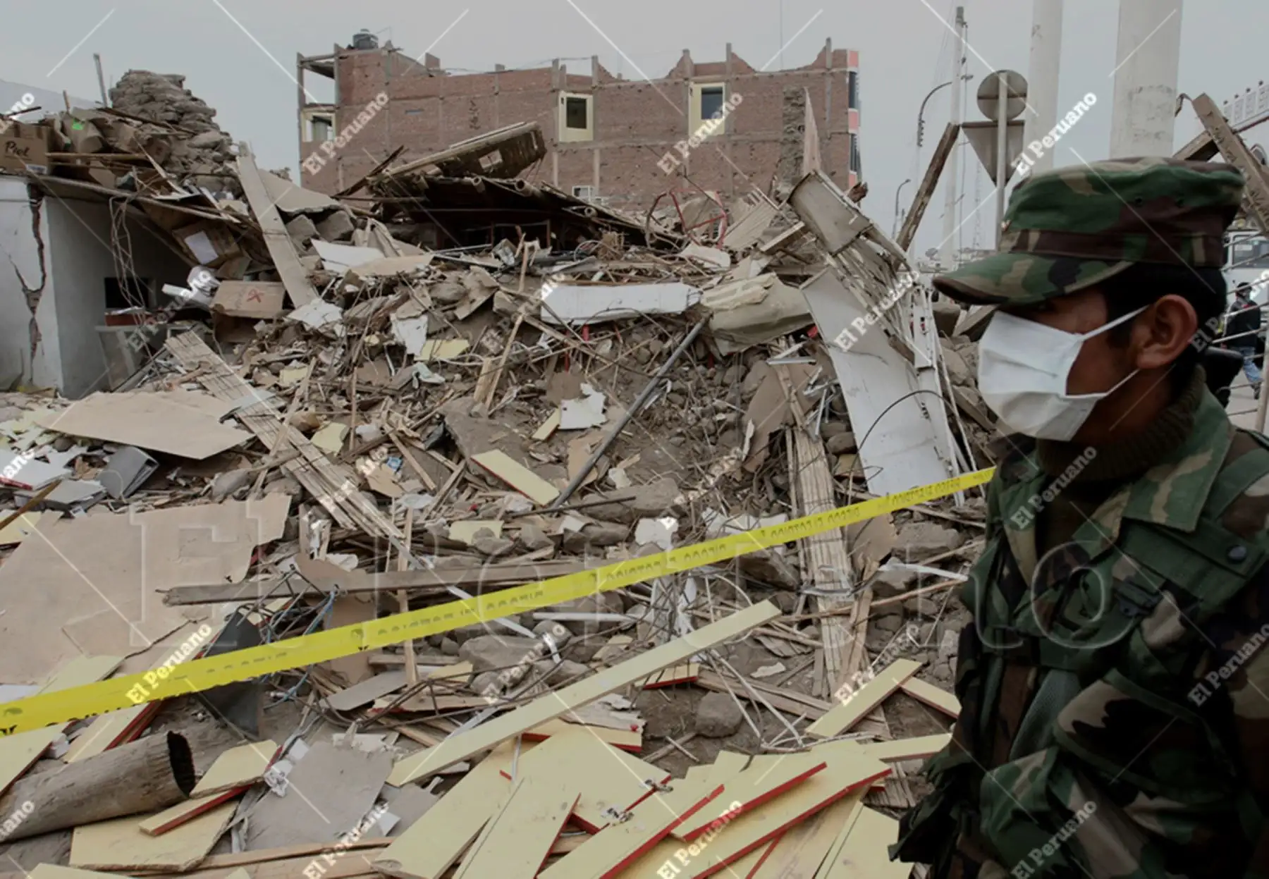 Pisco, Ica – 18 agosto 2007  / Derrumbe, destrucción, escombros en las viviendas después del terremoto.  Foto: Archivo Histórico de El Peruano